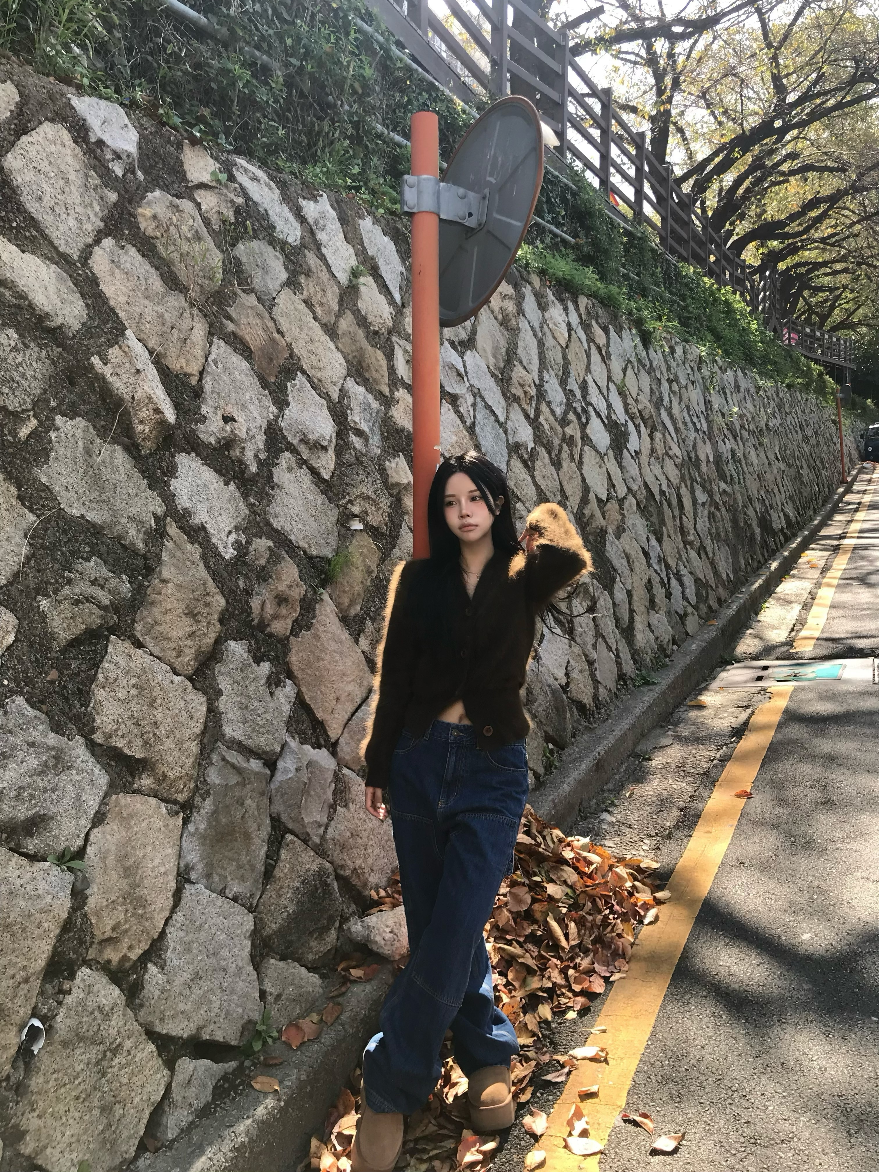 (W) UGG Classic Ultra Mini Platform Boots Chestnut, Balenciaga Arena Lambskin Le Cagole XS Shoulder Bag Black 착용 스타일 - 1