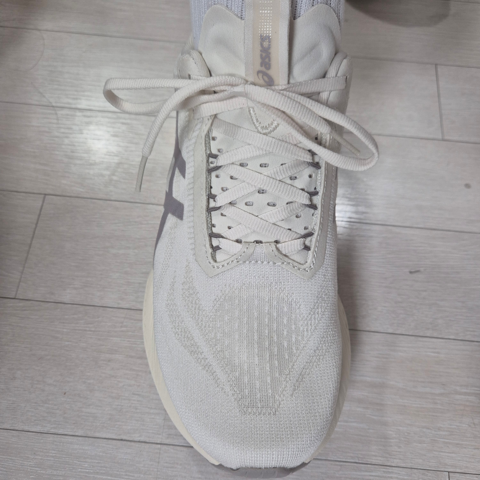 Asics Novablast 4 LE Birch Moonrock 착용 스타일 - 2