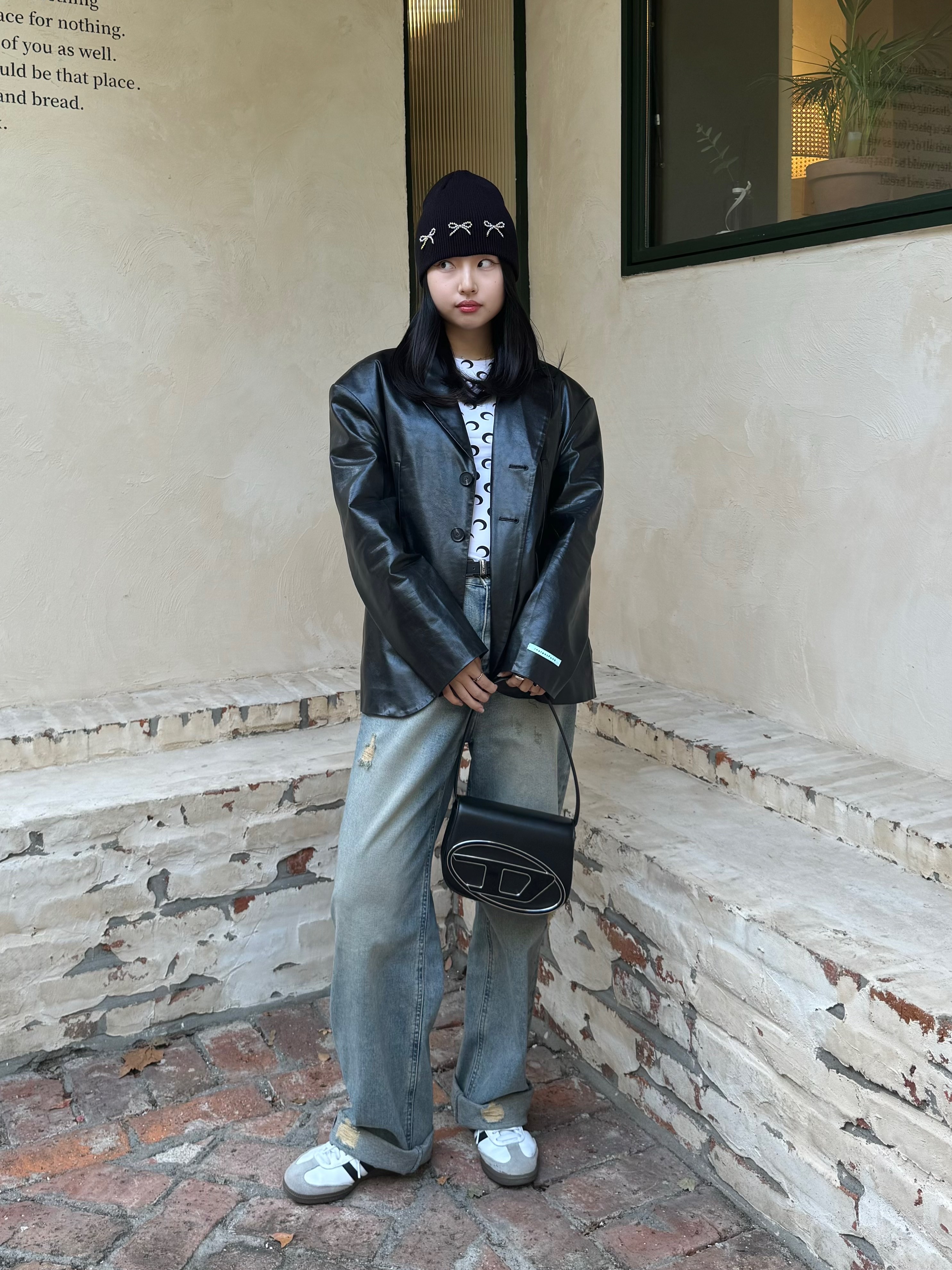 Diesel 1DR Shoulder Bag in Nappa Leather Black, (W) Marine Serre Regenerated Second Skin Top White Moon 착용 스타일 - 3
