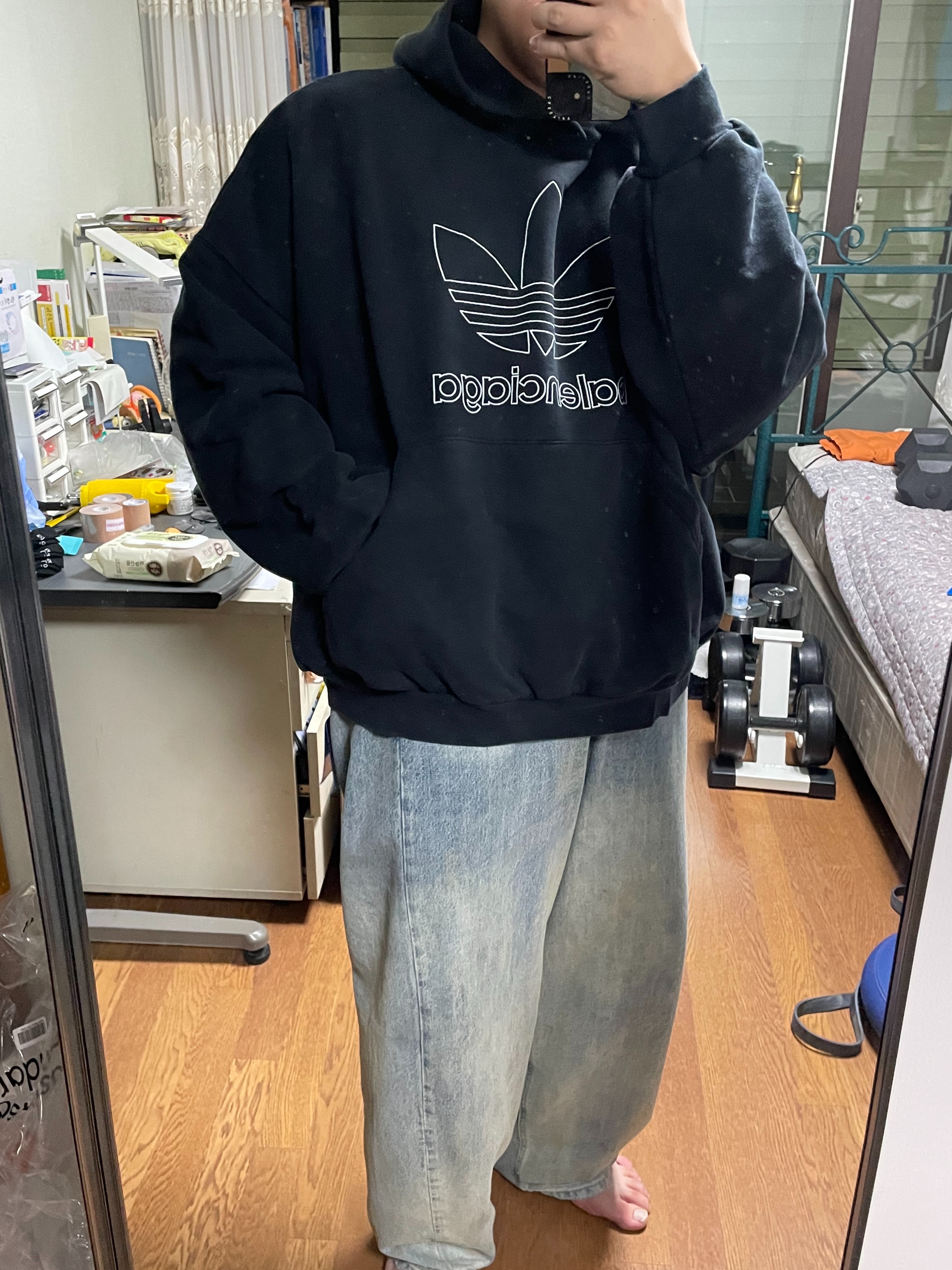 Balenciaga x Adidas Hoodie Large Fit Black 착용 스타일 - 1