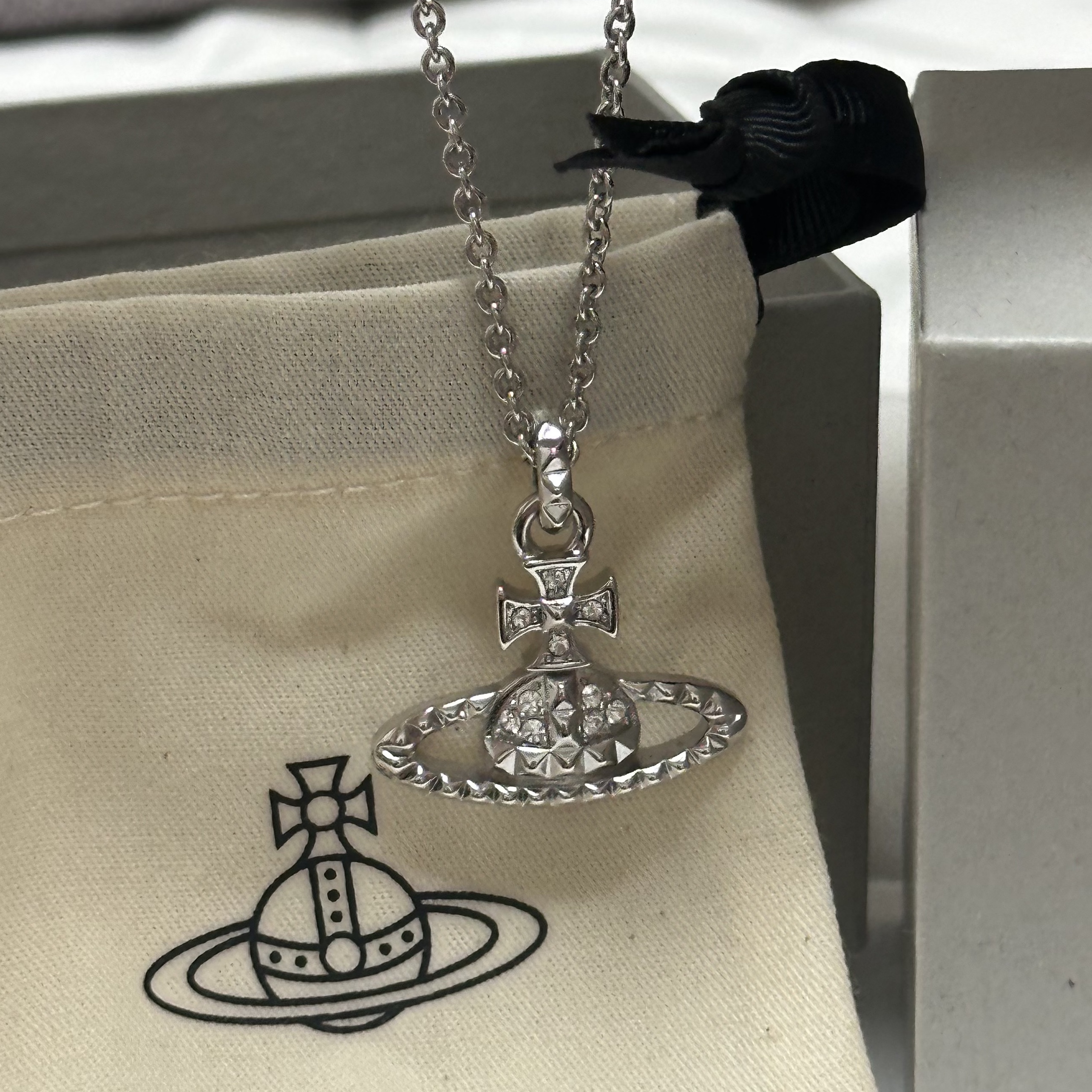 Vivienne Westwood Mayfair Bas Relief Pendant Silver 착용 스타일
