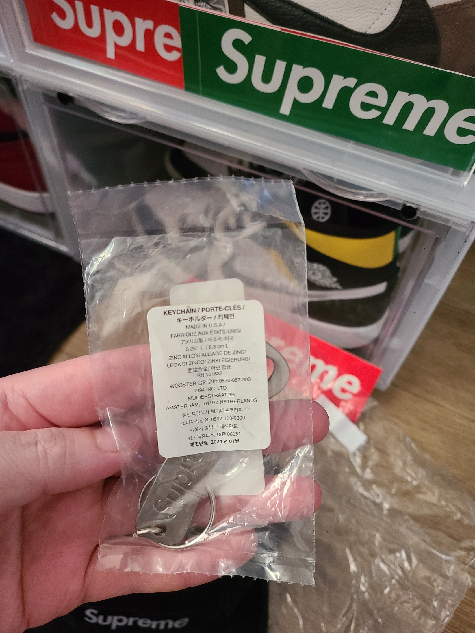 Supreme Bottle Opener Keychain Silver - 24FW, Supreme Denim Camp Cap Black - 24FW 착용 스타일 - 2