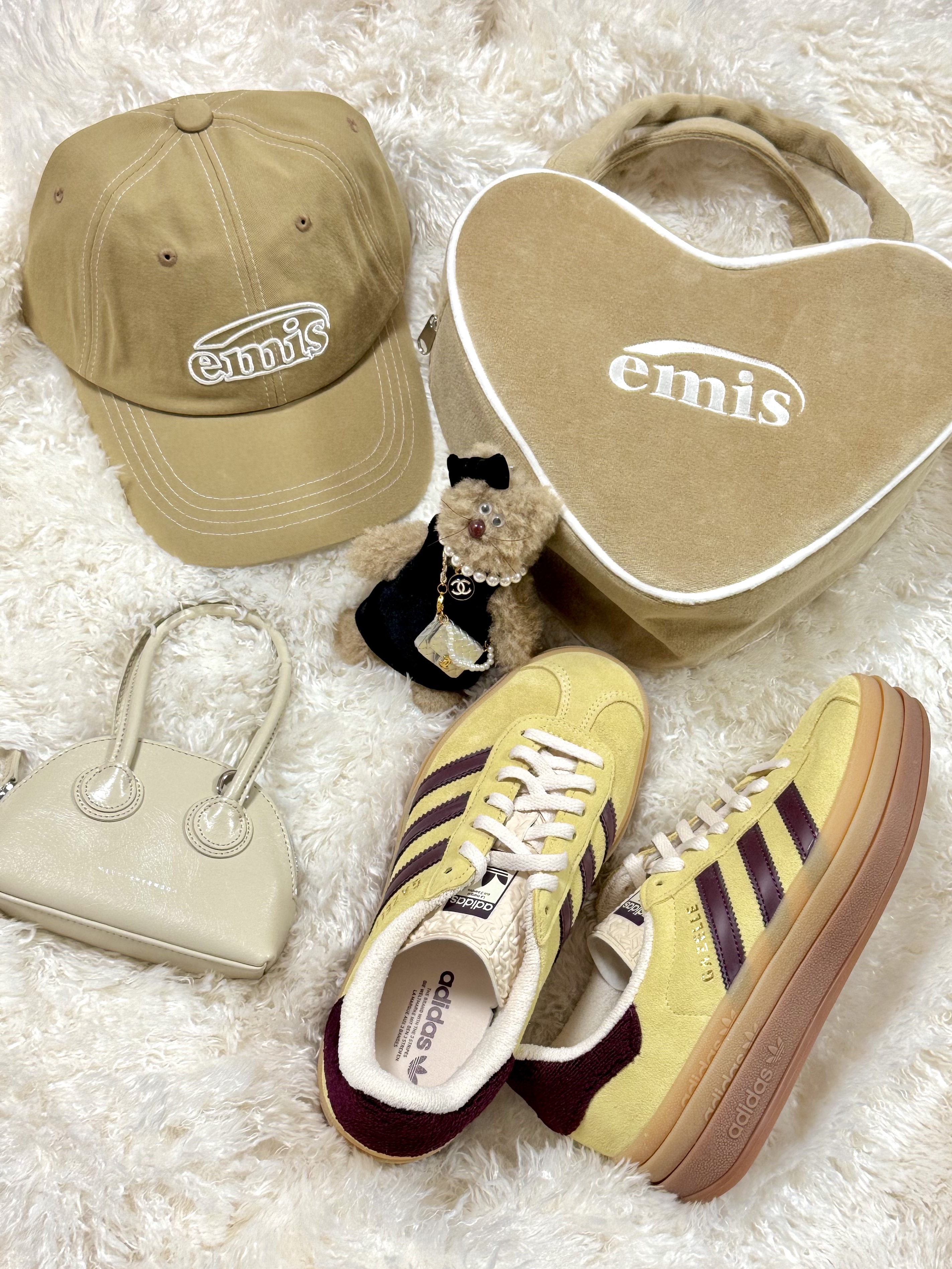 (W) Adidas Gazelle Bold Almost Yellow Maroon, Emis Velour Heart Tote Bag Beige 착용 스타일