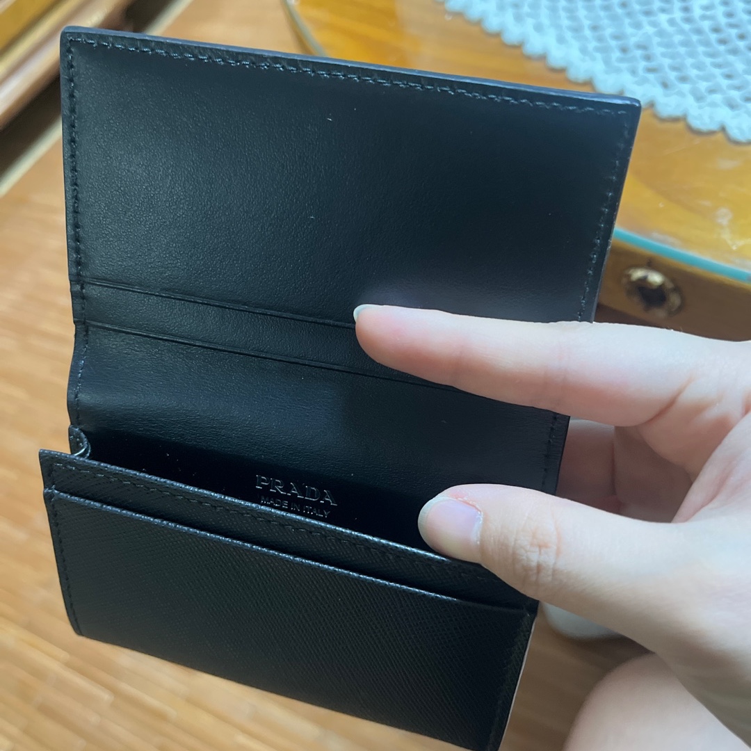Prada Saffiano Leather Card Holder Black 착용 스타일 - 1