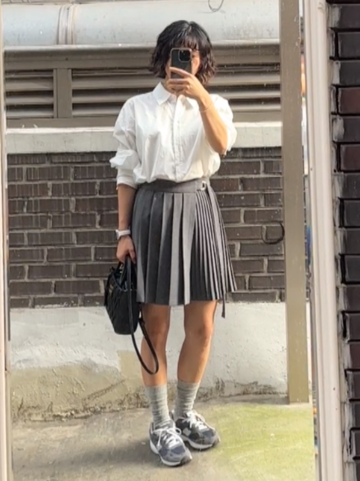 Miu Miu Matelasse Nappa Leather Handbag Black, (GS) New Balance 993 Navy White - M Standard 착용 스타일