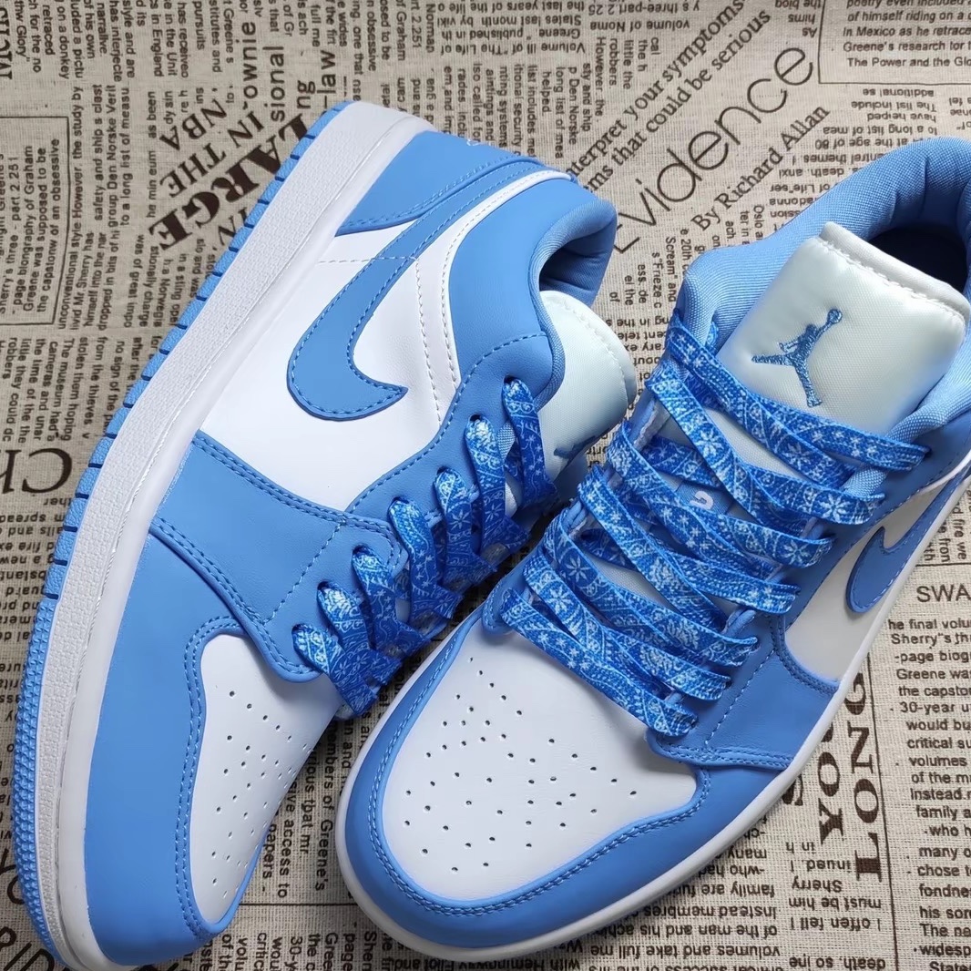 Jordan 1 Low Golf White and University Blue 착용 스타일