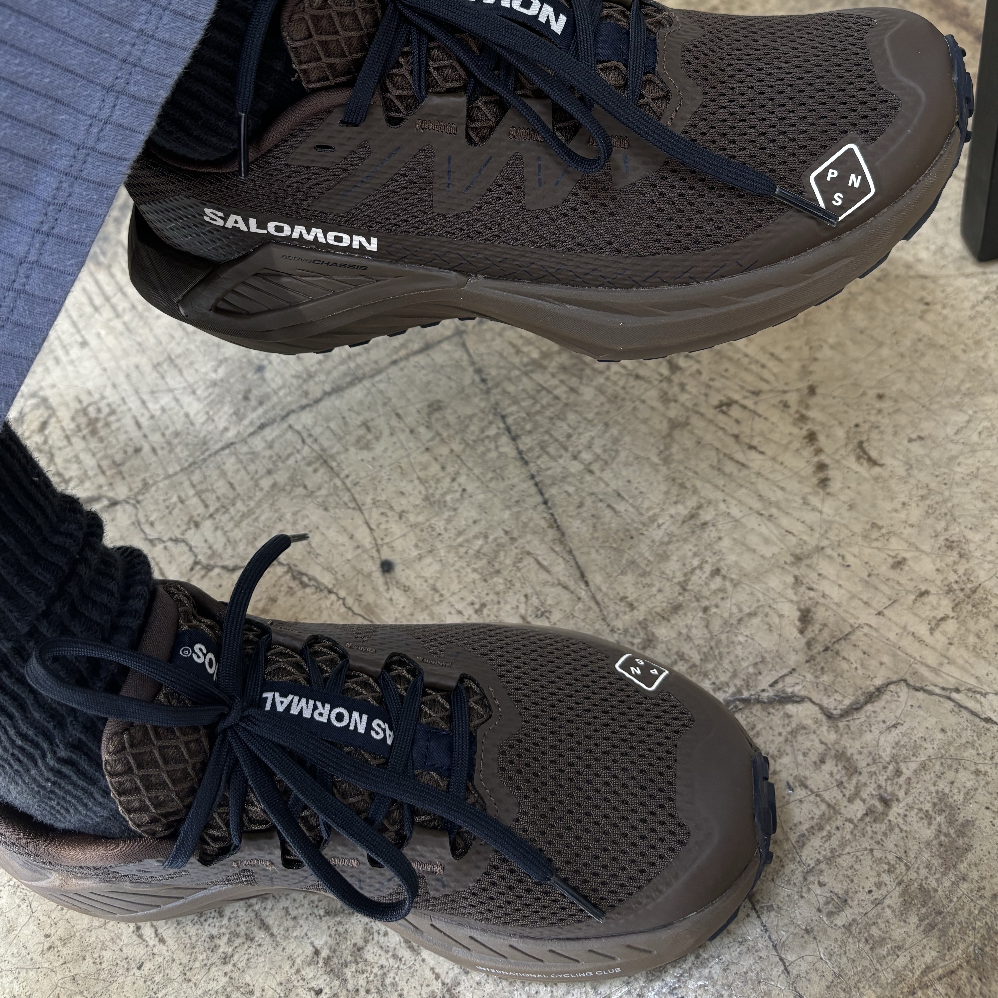 Salomon x Pas Normal Studios DRX Defy Grvl Earth Brown Wren 착용 스타일 - 2