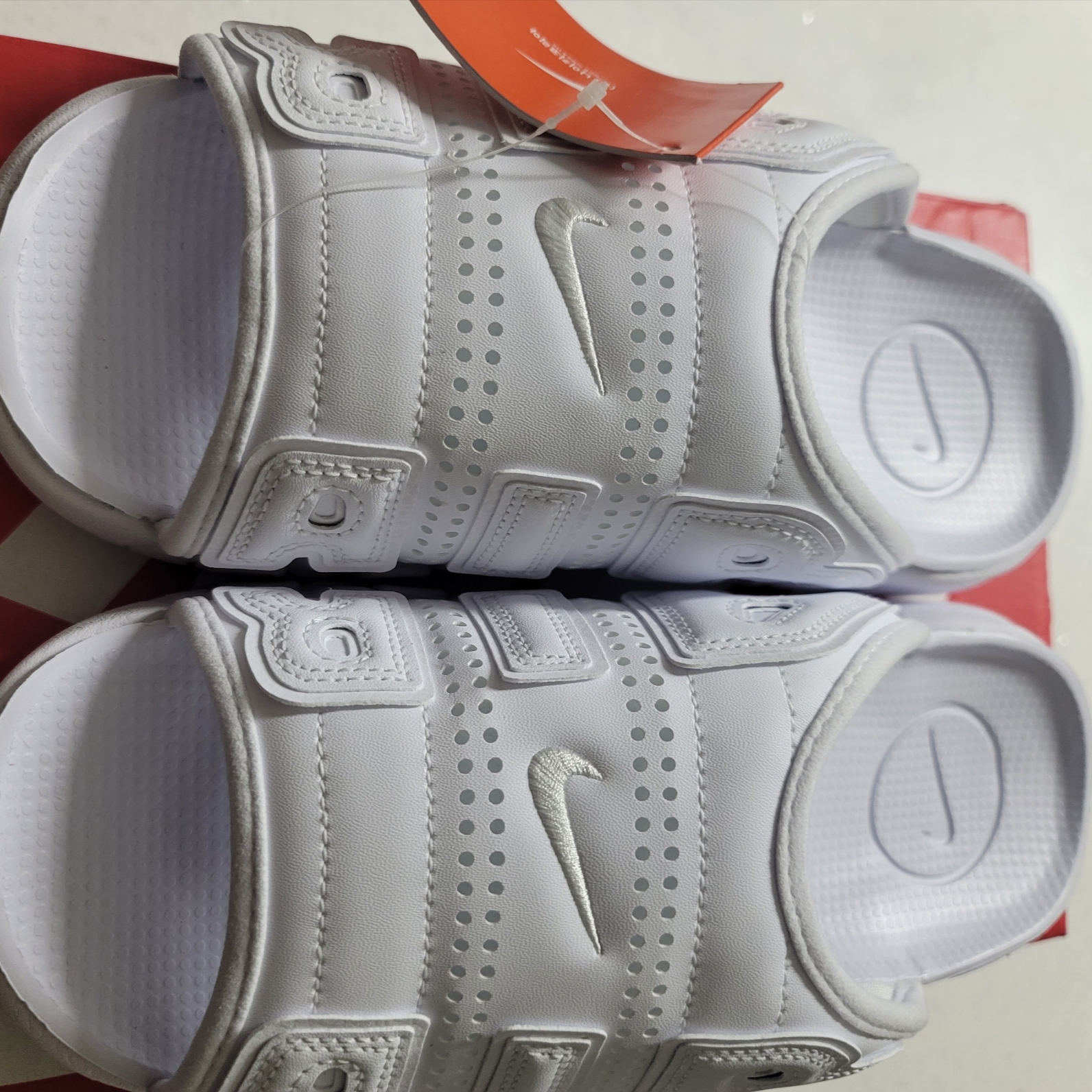 Nike Air More Uptempo Slide White 착용 스타일