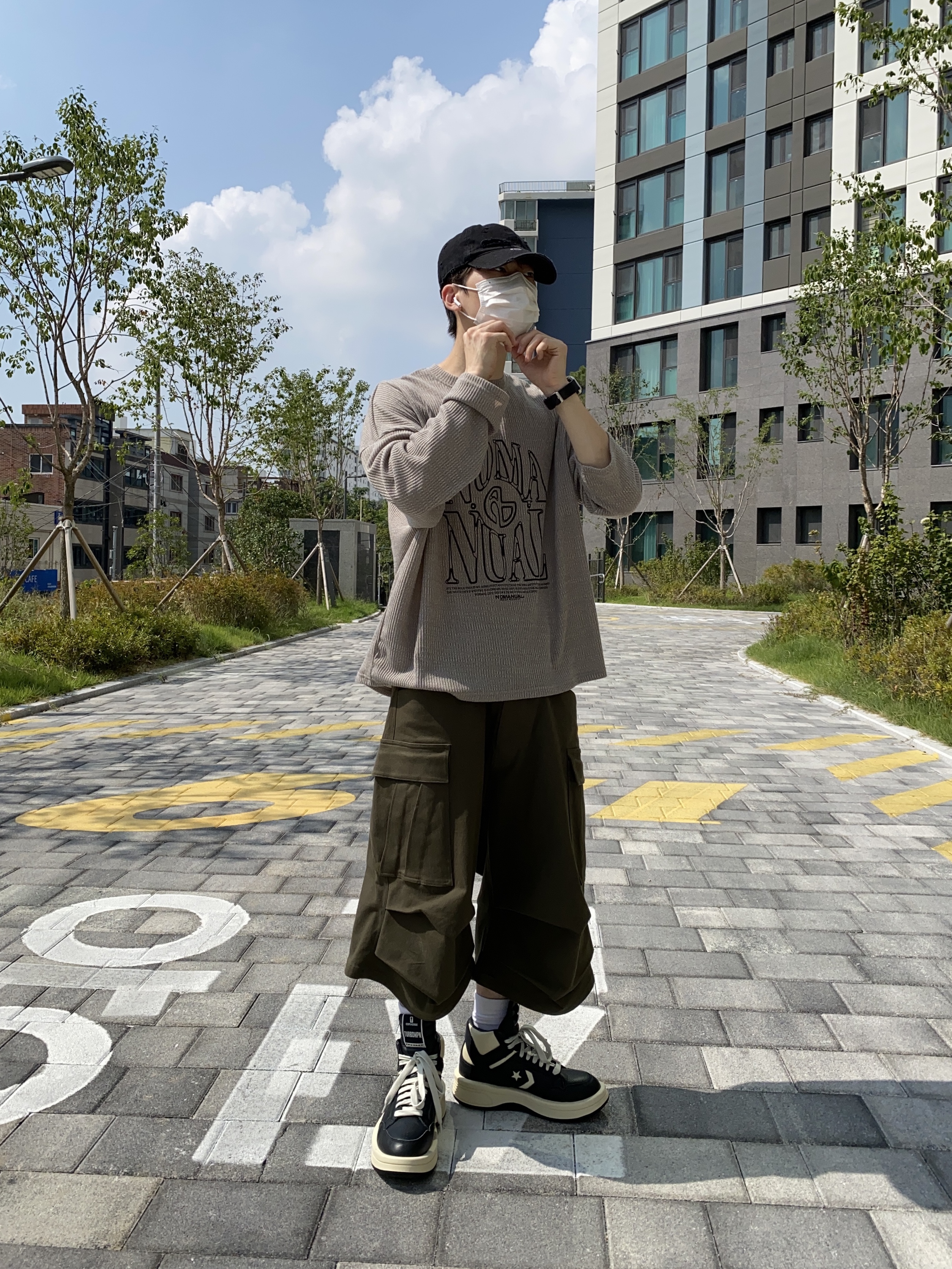 Converse x Drkshdw Turbowpn Black Cream, Nonnod Side Cargo Shorts Khaki 착용 스타일 - 4