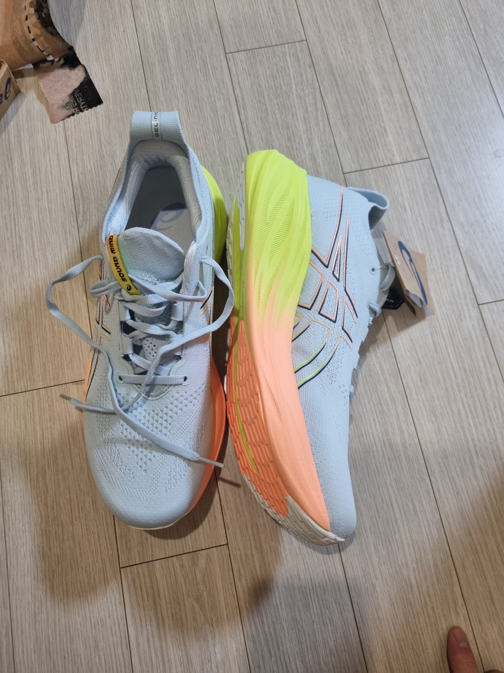 Asics Gel-Nimbus 26 Paris Cool Grey Safety Yellow 착용 스타일