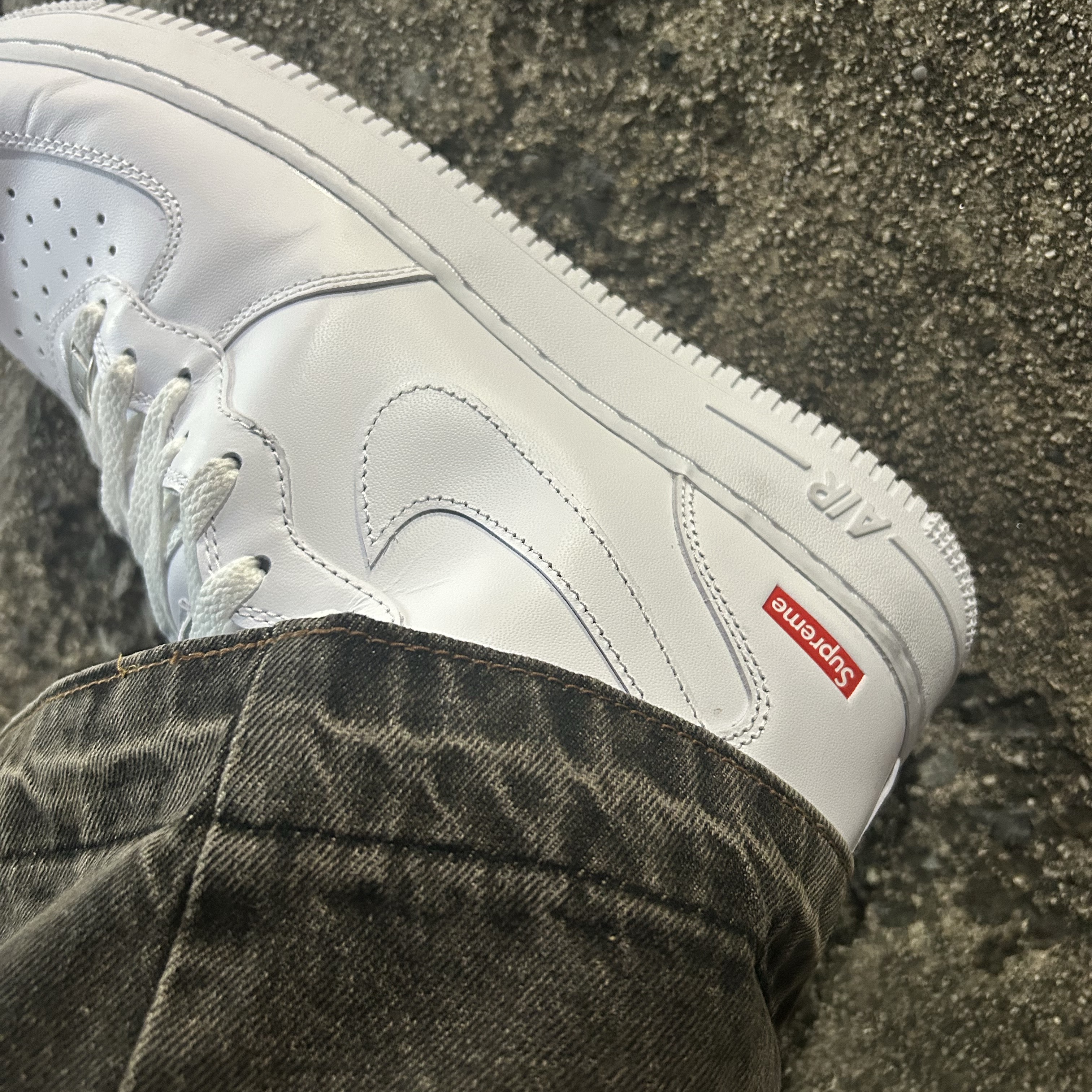Nike x Supreme Air Force 1 Mid White 착용 스타일 - 2