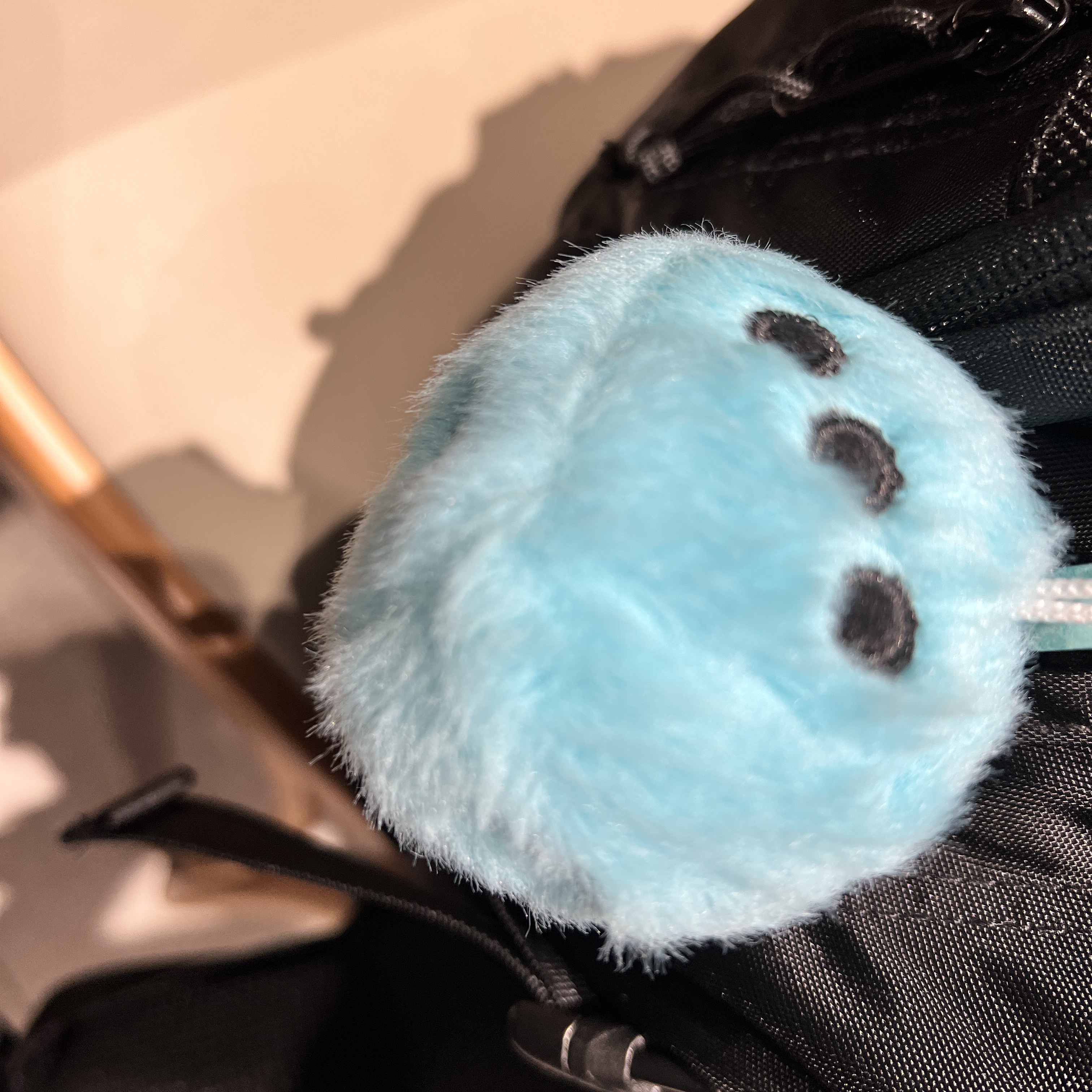 Stussy Fuzzy Dice Keychain Teal 착용 스타일