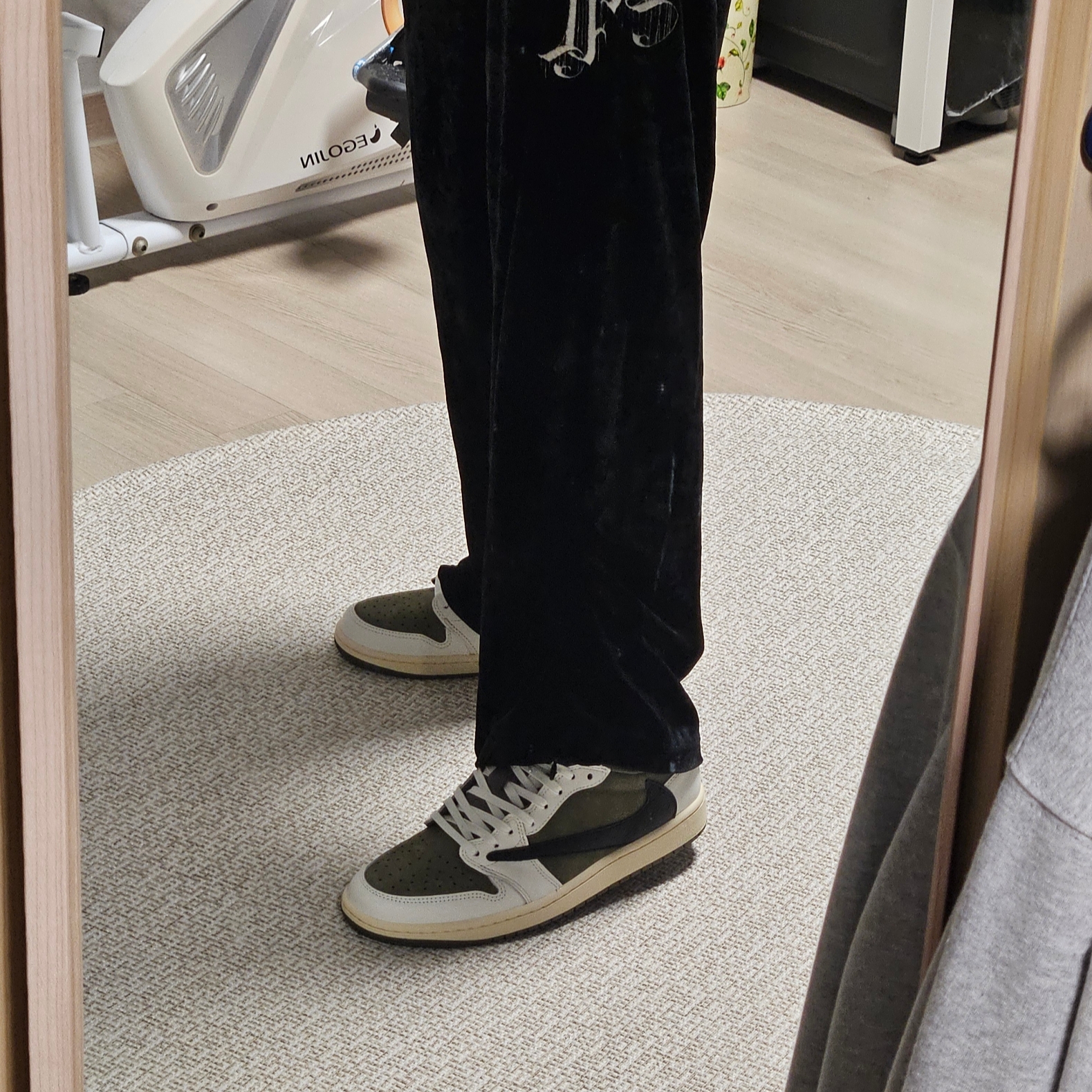 Jordan 1 x Travis Scott Retro Low OG SP Reverse Olive 착용 스타일 - 4