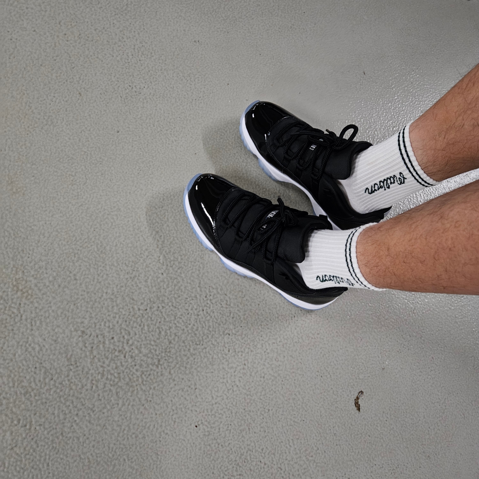 Jordan 11 Retro Low Black and Varsity Royal 착용 스타일