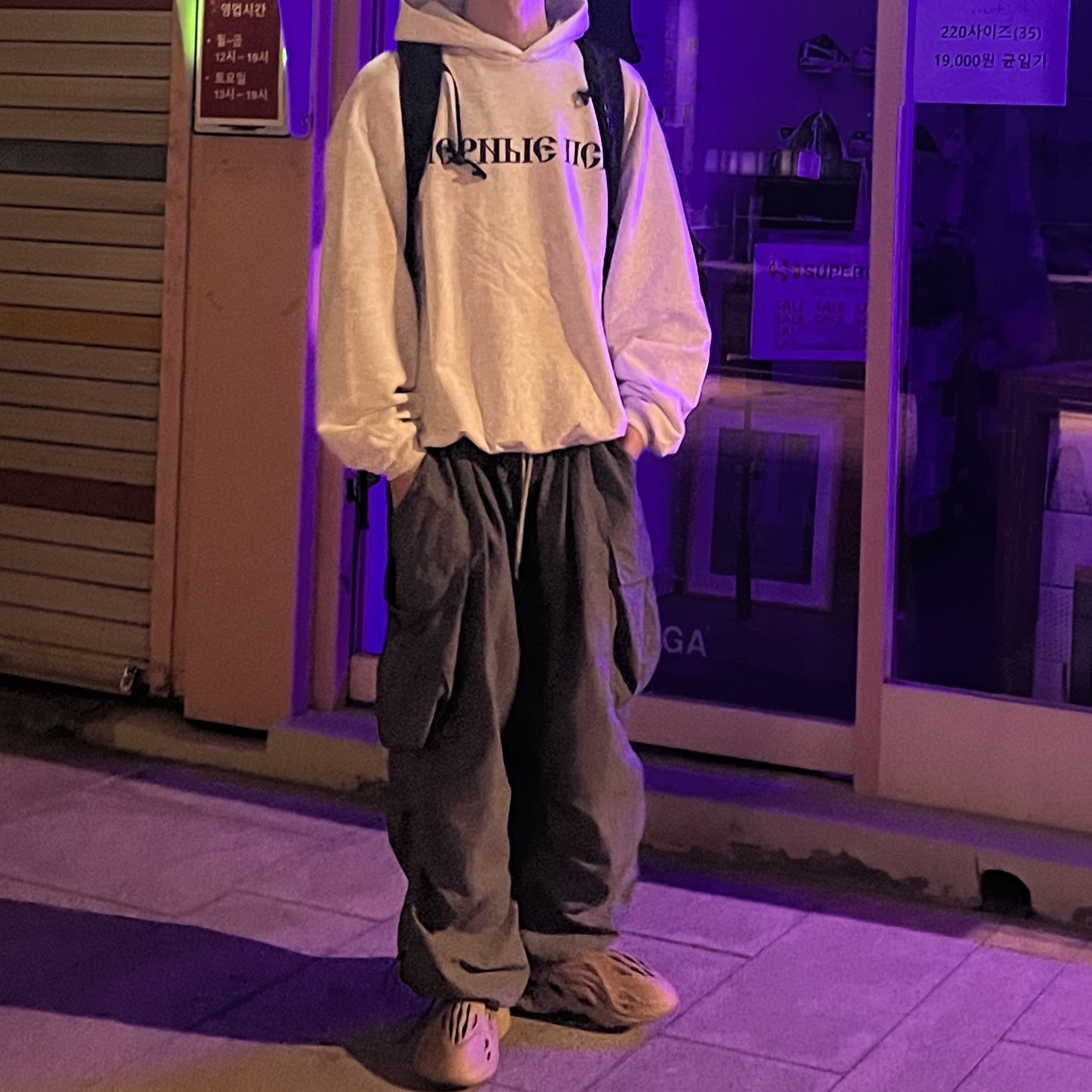 Yeezy x Gosha Rubchinskiy YZY Black Dogs Hoodie Heather Grey, Adidas Yeezy Foam RNNR Clay Taupe 착용 스타일 - 1