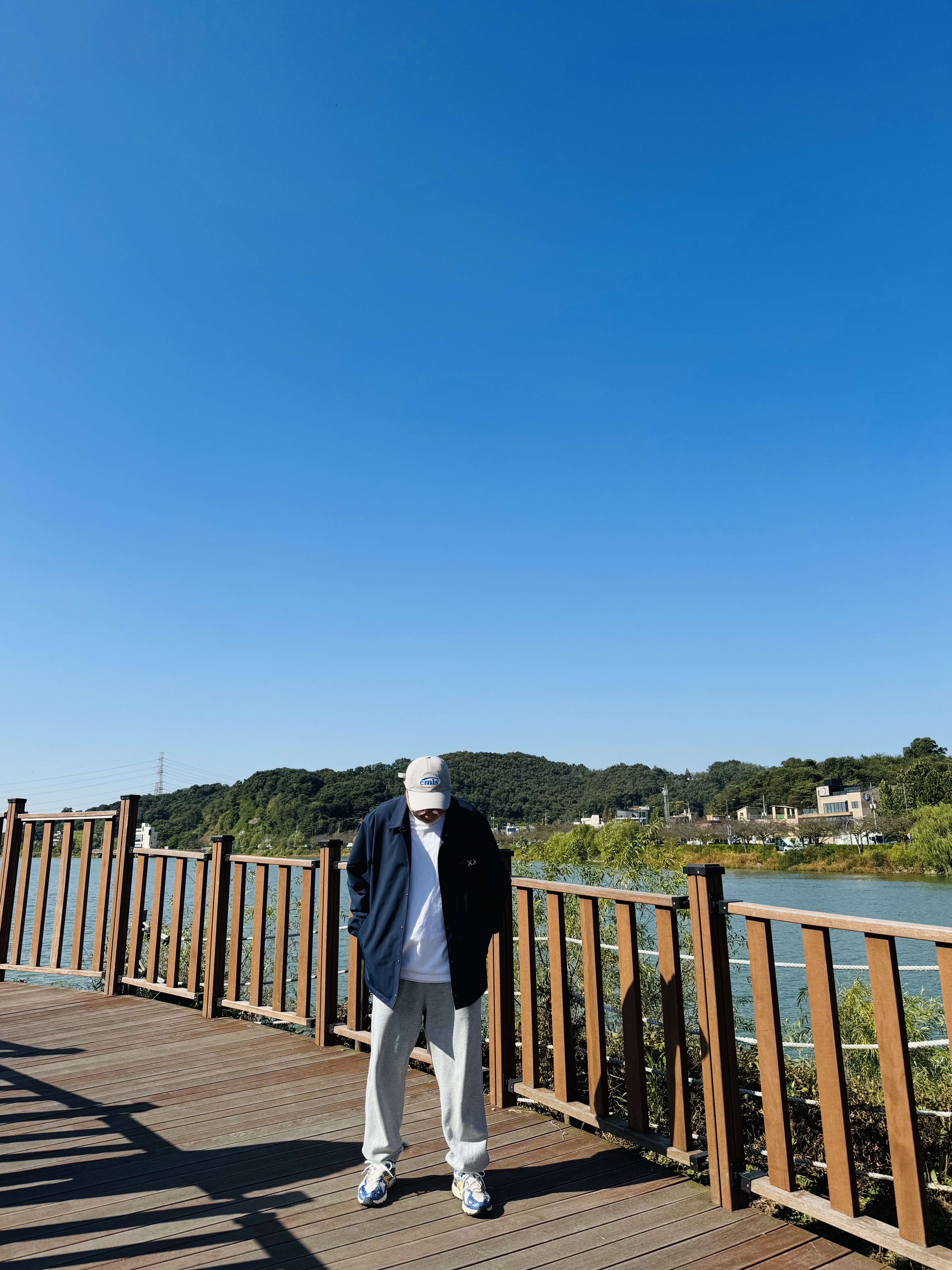 Emis Wappen Ball Cap Gray, Uniqlo UT x Kaws x Warhol Sweatpants Heather Gray 착용 스타일 - 3