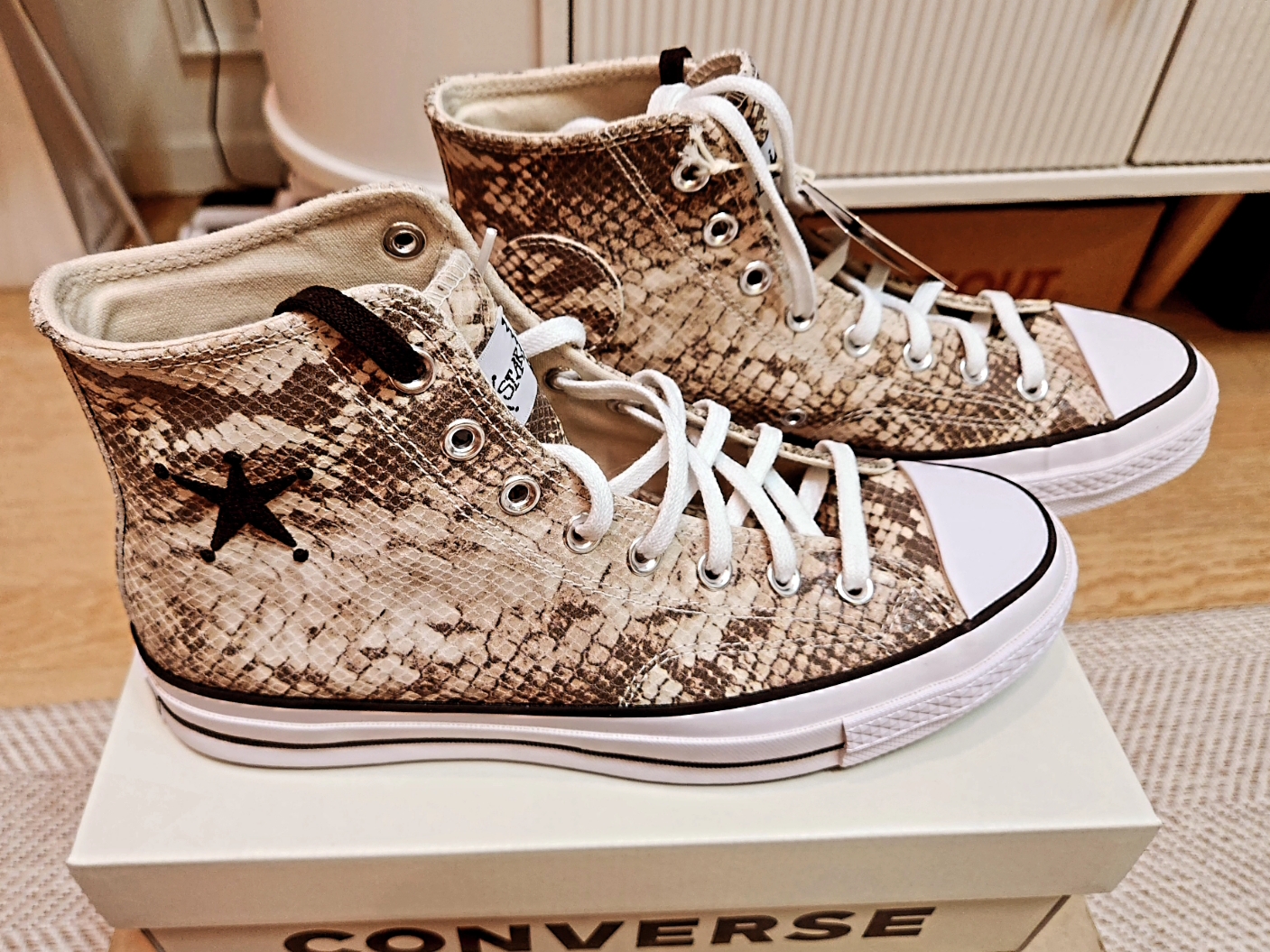 Converse x Stussy Chuck 70 High Leather Snakeskin 착용 스타일 - 7