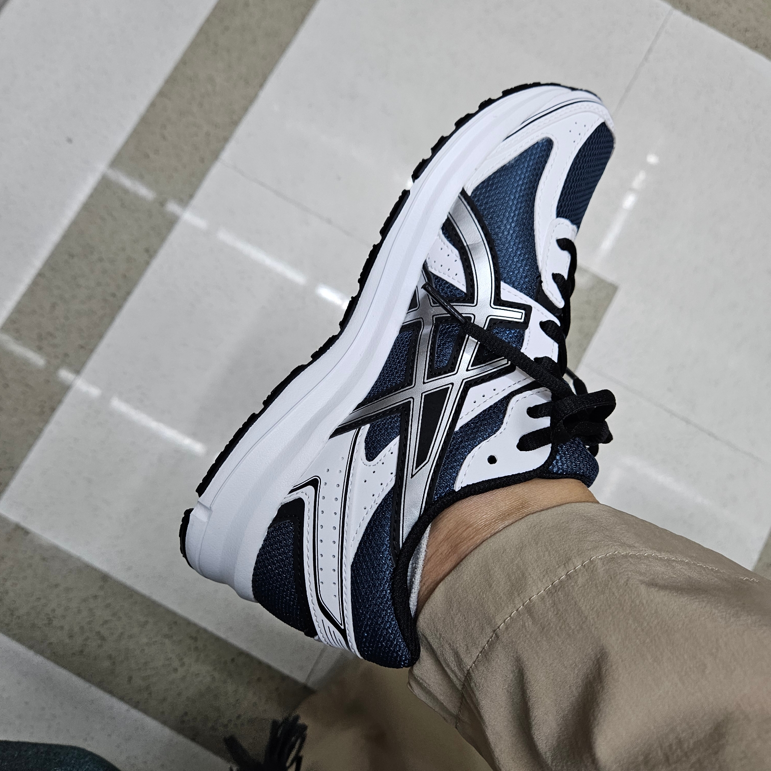 Asics Jog 100 S Navy Pure Silver - 2E Wide 착용 스타일 - 1