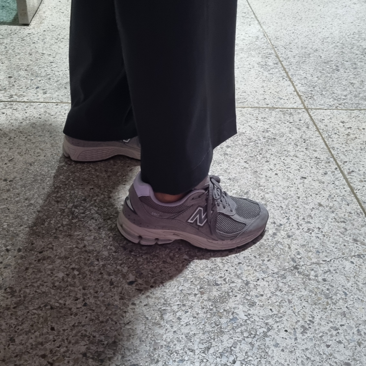 New Balance 2002R Grey 착용 스타일