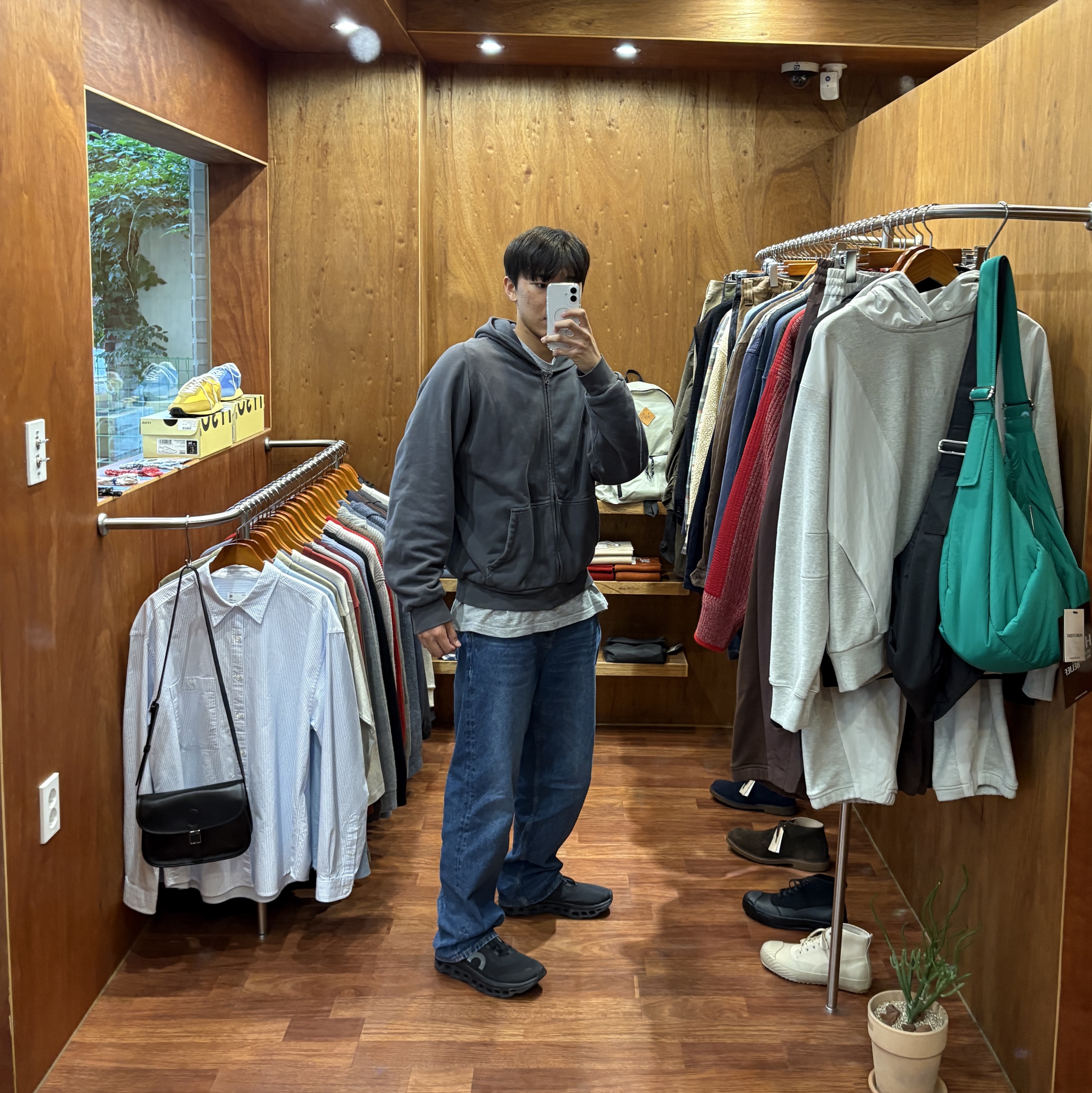 Yeezy YZY Zip-Up Hoodie Dark Grey 착용 스타일