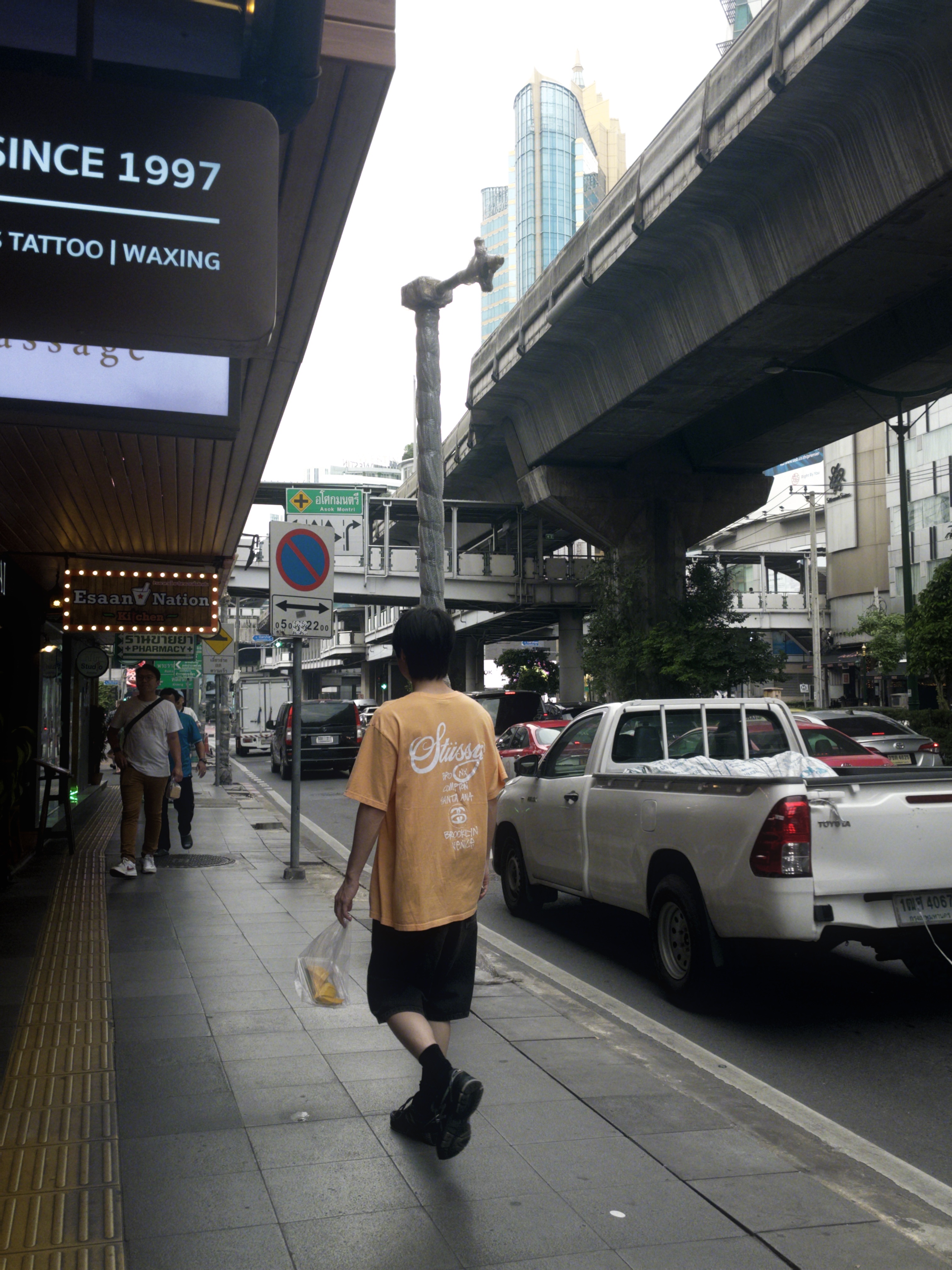 New Balance 860v2 Black Grey, Stussy World Tour T-Shirt Peach 2021 착용 스타일 - 2