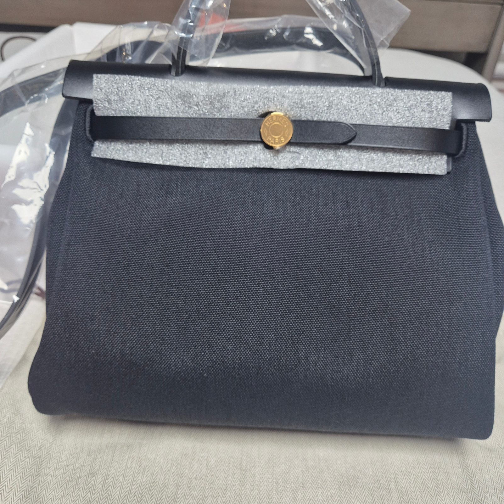 Hermes Herbag Zip 31 Bag Retourne & Gold Noir 착용 스타일 - 1