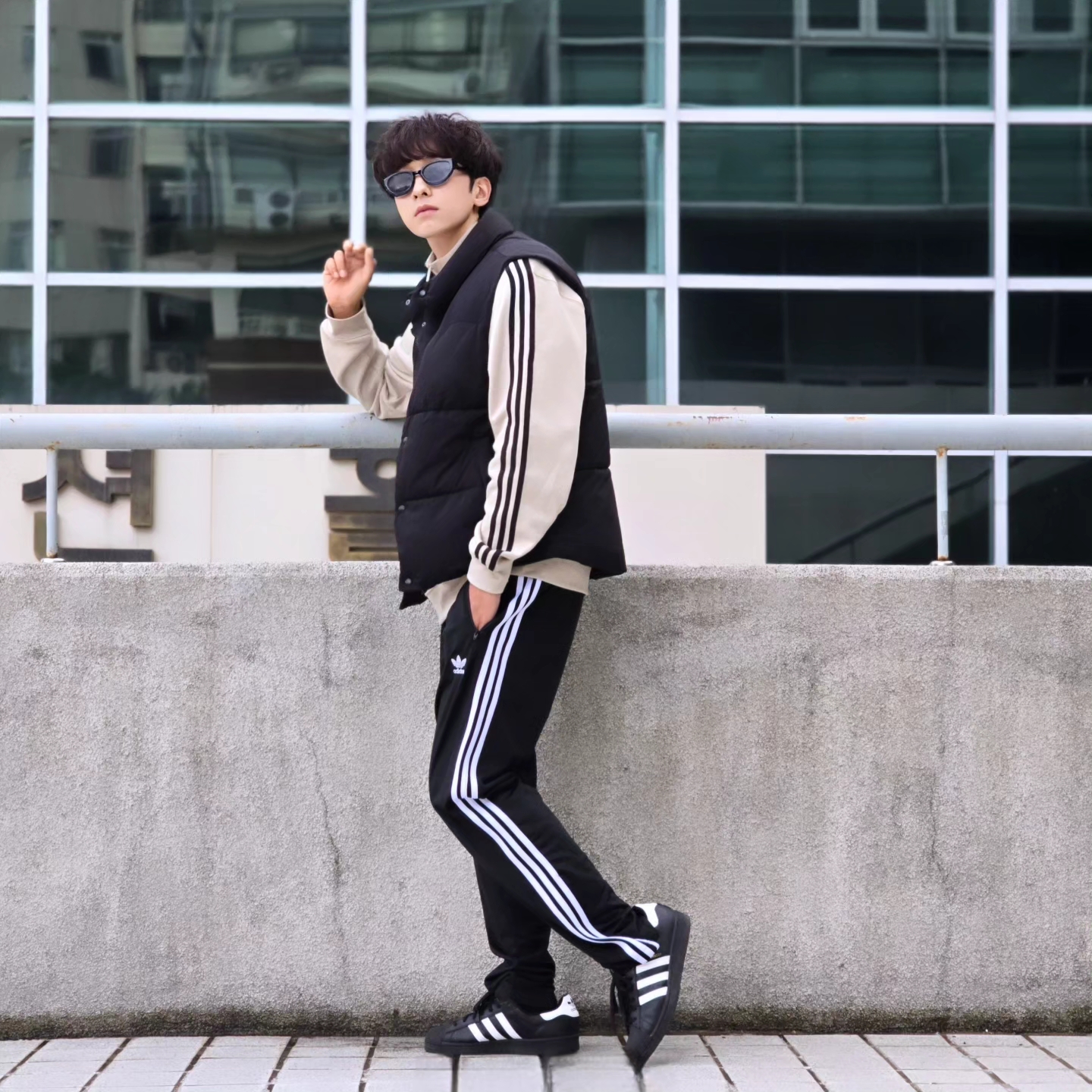 Adidas Adicolor Classic 3-Stripes Half-Zip Sweatshirt Black White - KR Sizing, Adidas Adicolor Classic 3-Stripes Half-Zip Sweatshirt Black White - US Sizing 착용 스타일 - 3