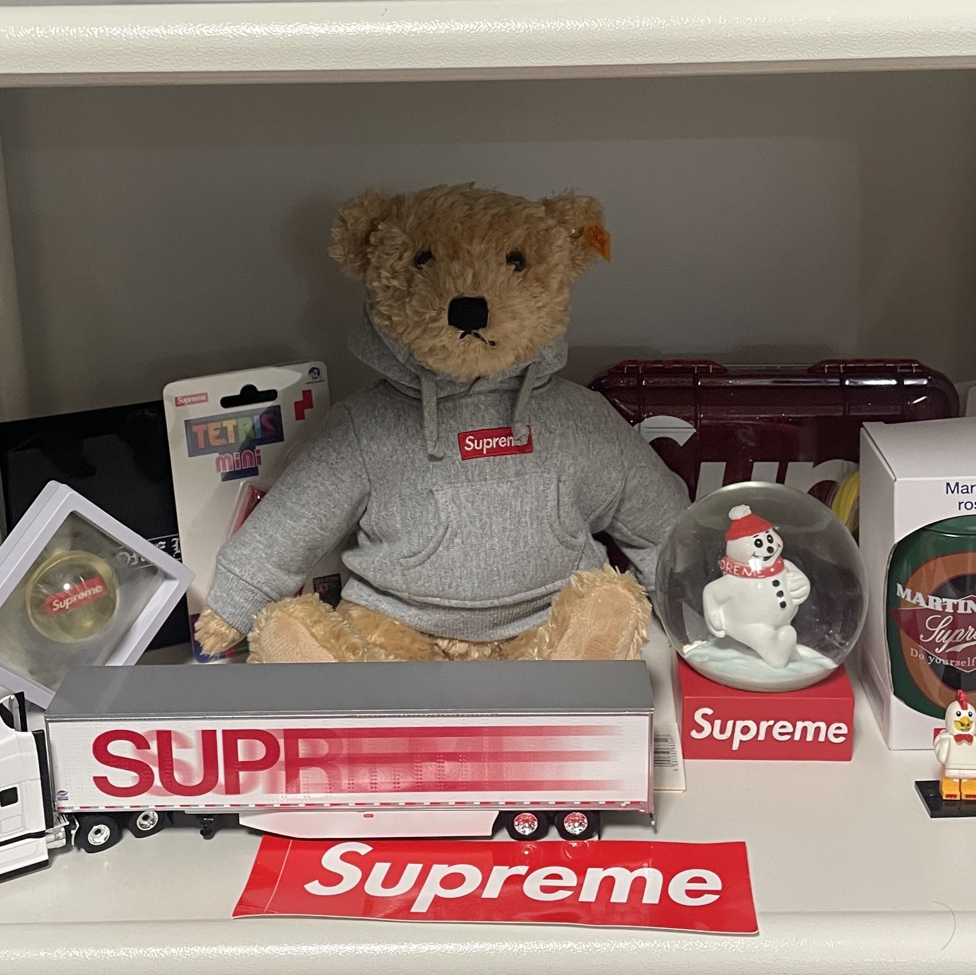 Supreme Steiff Bear Heather Grey - 18FW, Supreme x First Gear Truck White - 24SS 착용 스타일