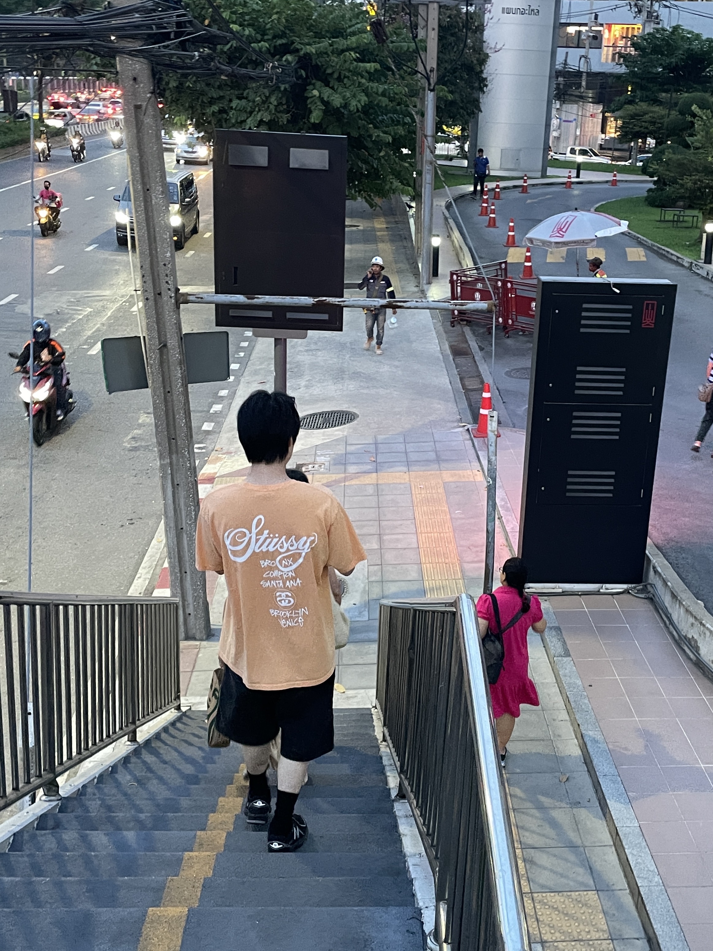 New Balance 860v2 Black Grey, Stussy World Tour T-Shirt Peach 2021 착용 스타일 - 3
