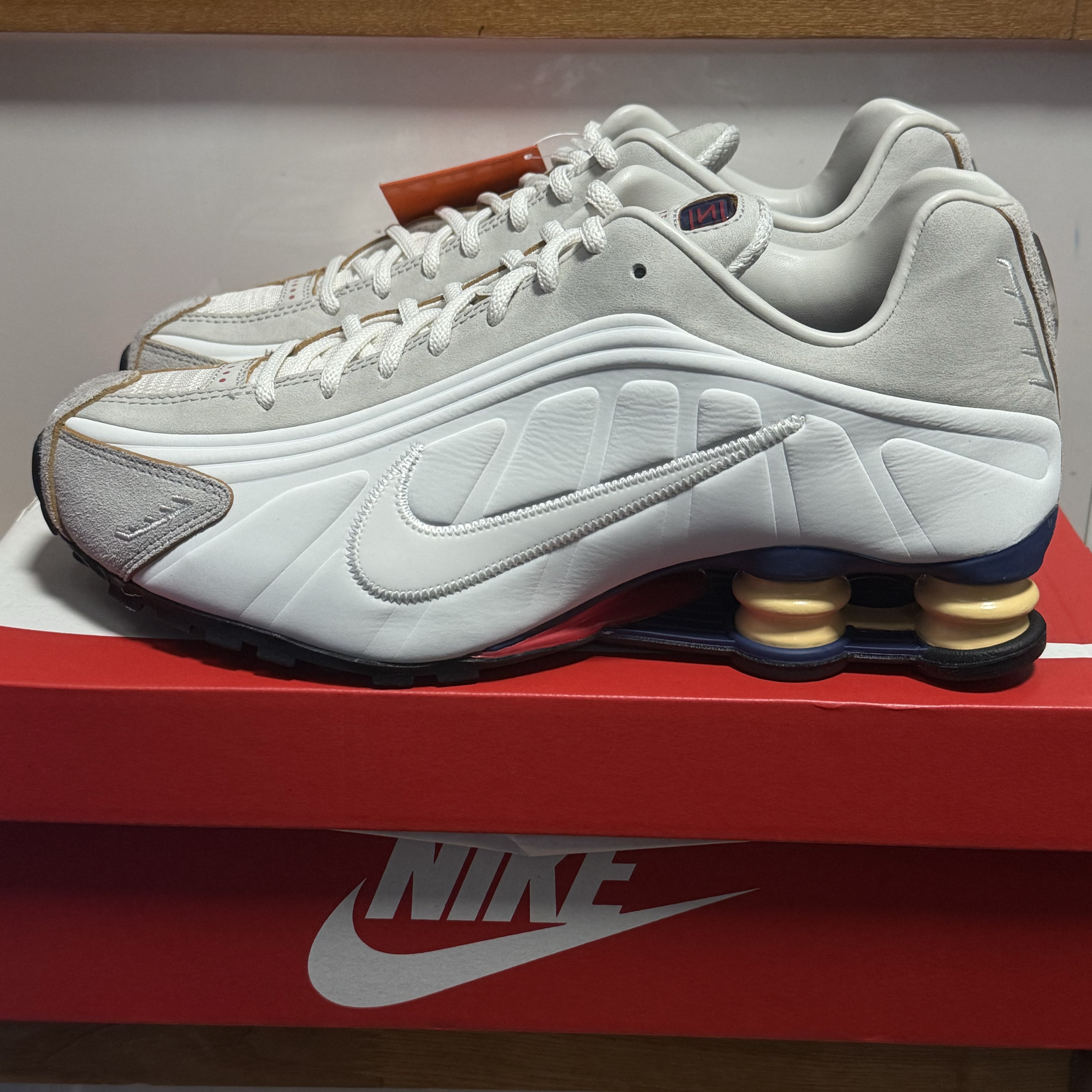 Nike Shox R4 PRM Light Iron Ore and Phantom 착용 스타일