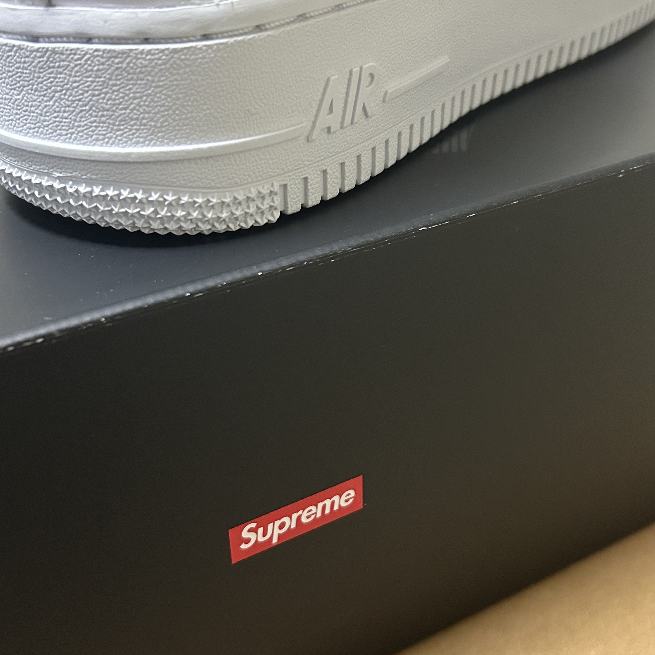 Nike x Supreme Air Force 1 Mid White 착용 스타일 - 1