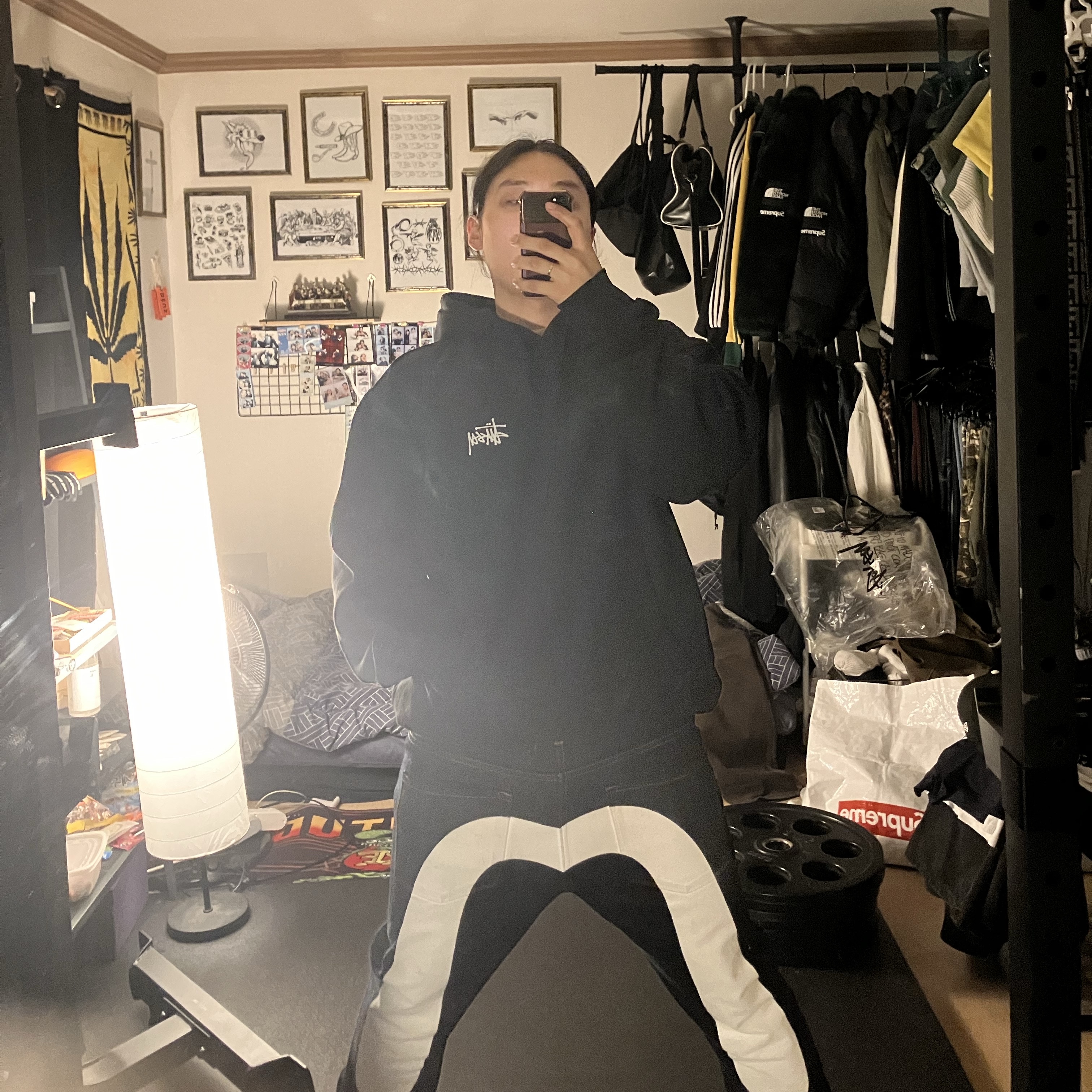 Stussy California Grown Hoodie Black, Evisu Daicock Print Baggy Jeans #2000 Ecru 착용 스타일
