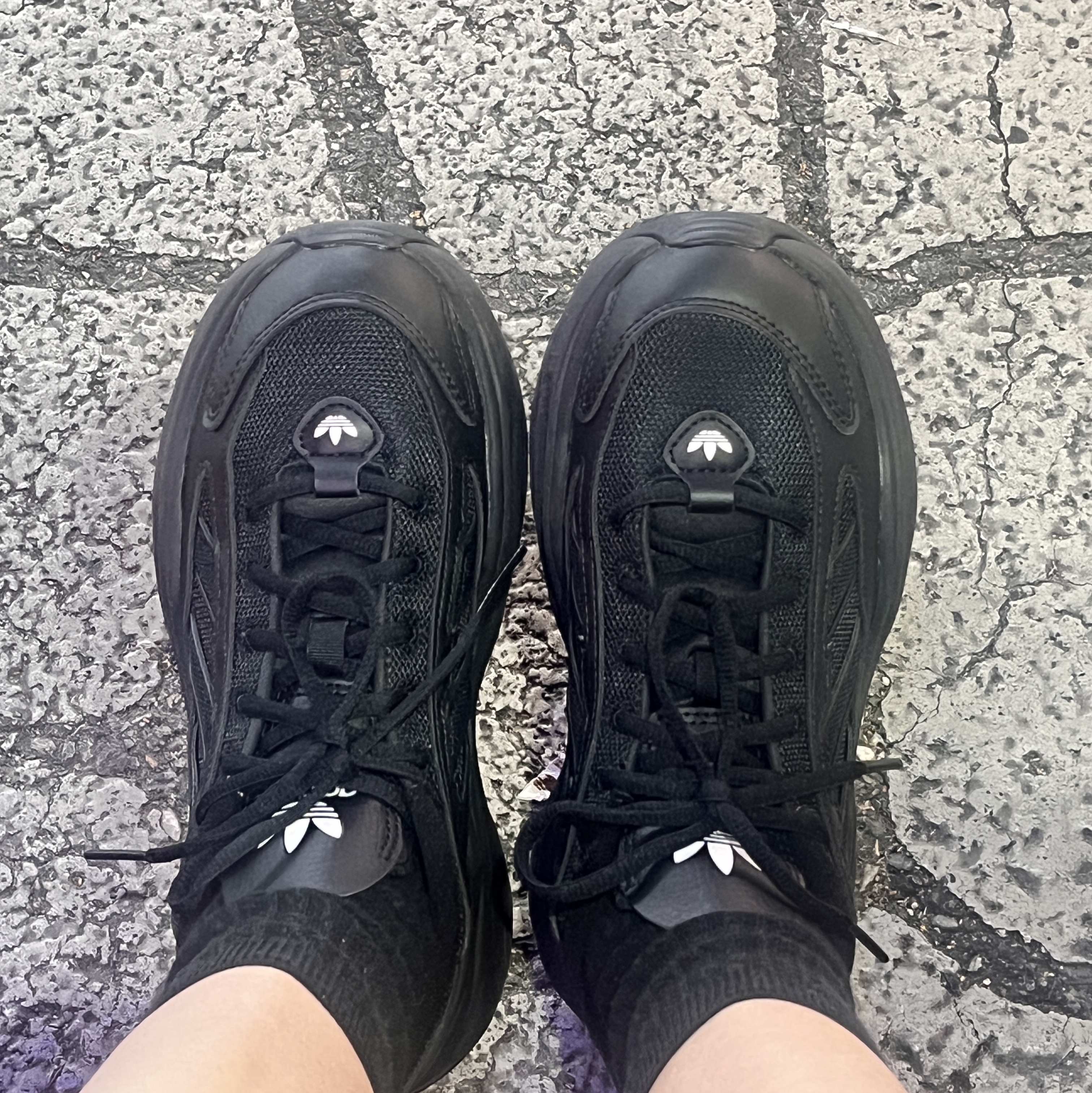 (W) Adidas Ozgaia Core Black 착용 스타일