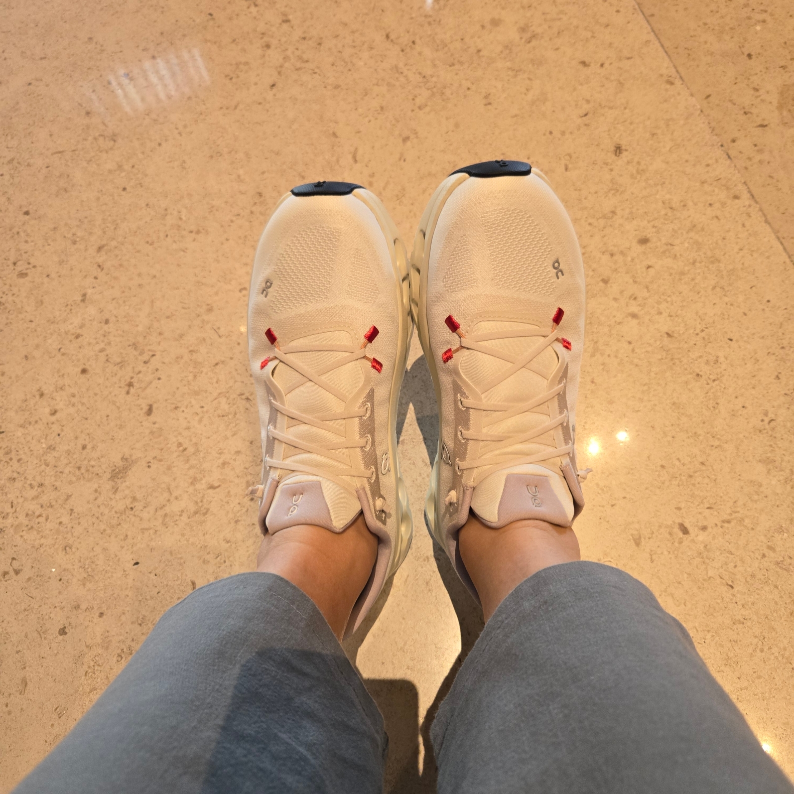 On Running Cloudtilt Sand Cream 착용 스타일