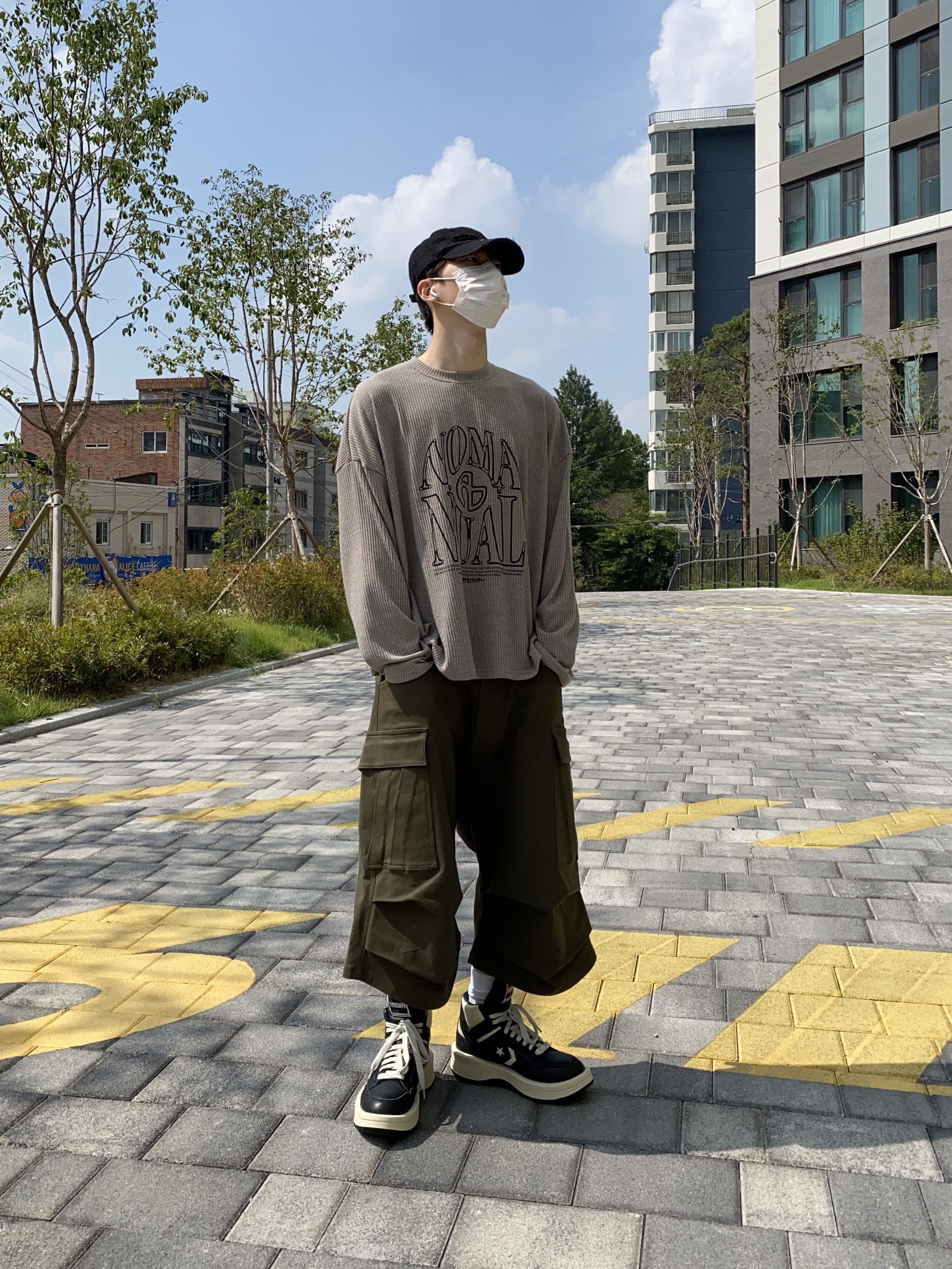 Converse x Drkshdw Turbowpn Black Cream, Nonnod Side Cargo Shorts Khaki 착용 스타일 - 3