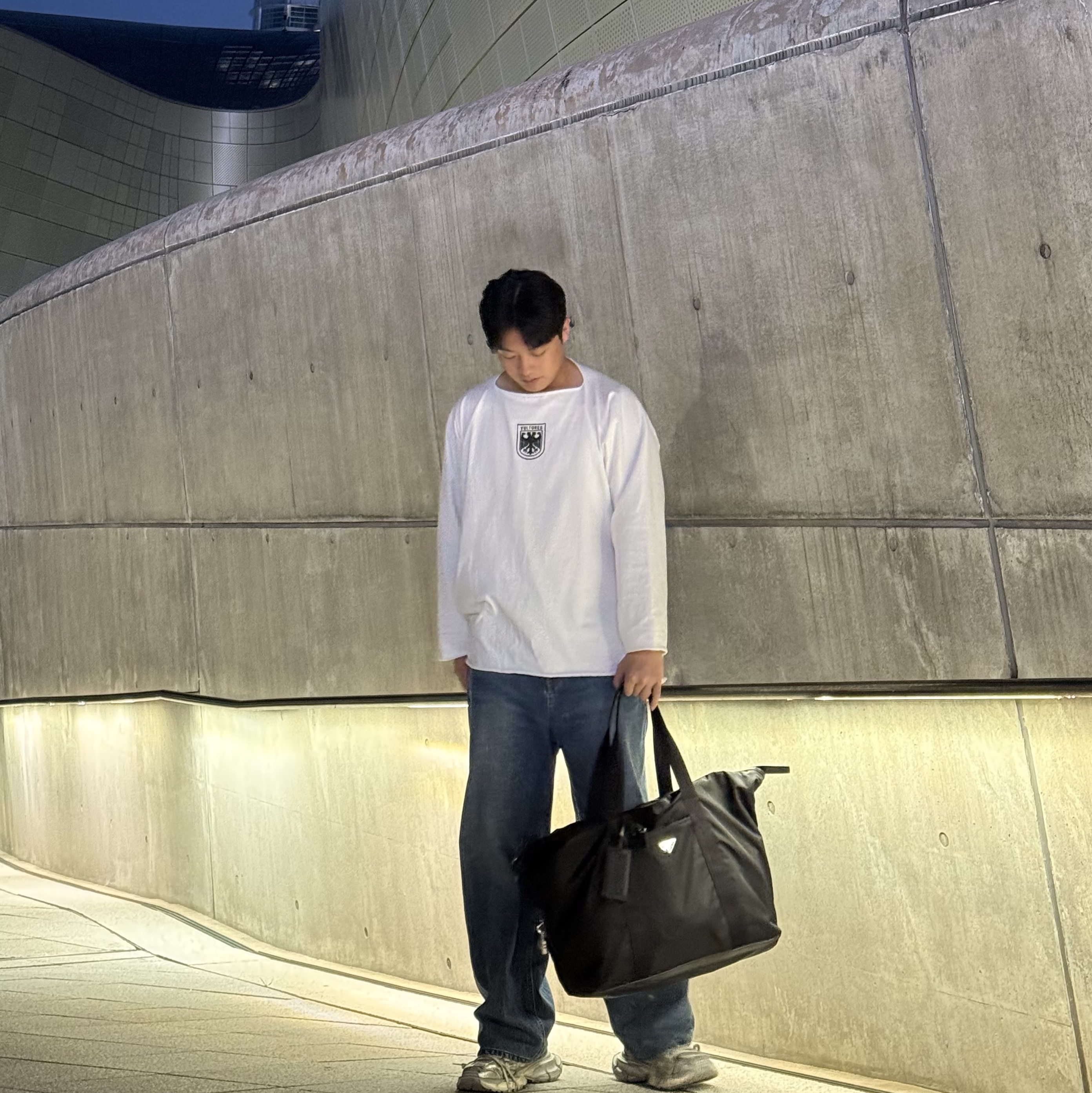 Yeezy Vultures Long Sleeve T-Shirt White, (W) Balenciaga 3XL Sneakers Light Beige 착용 스타일 - 2