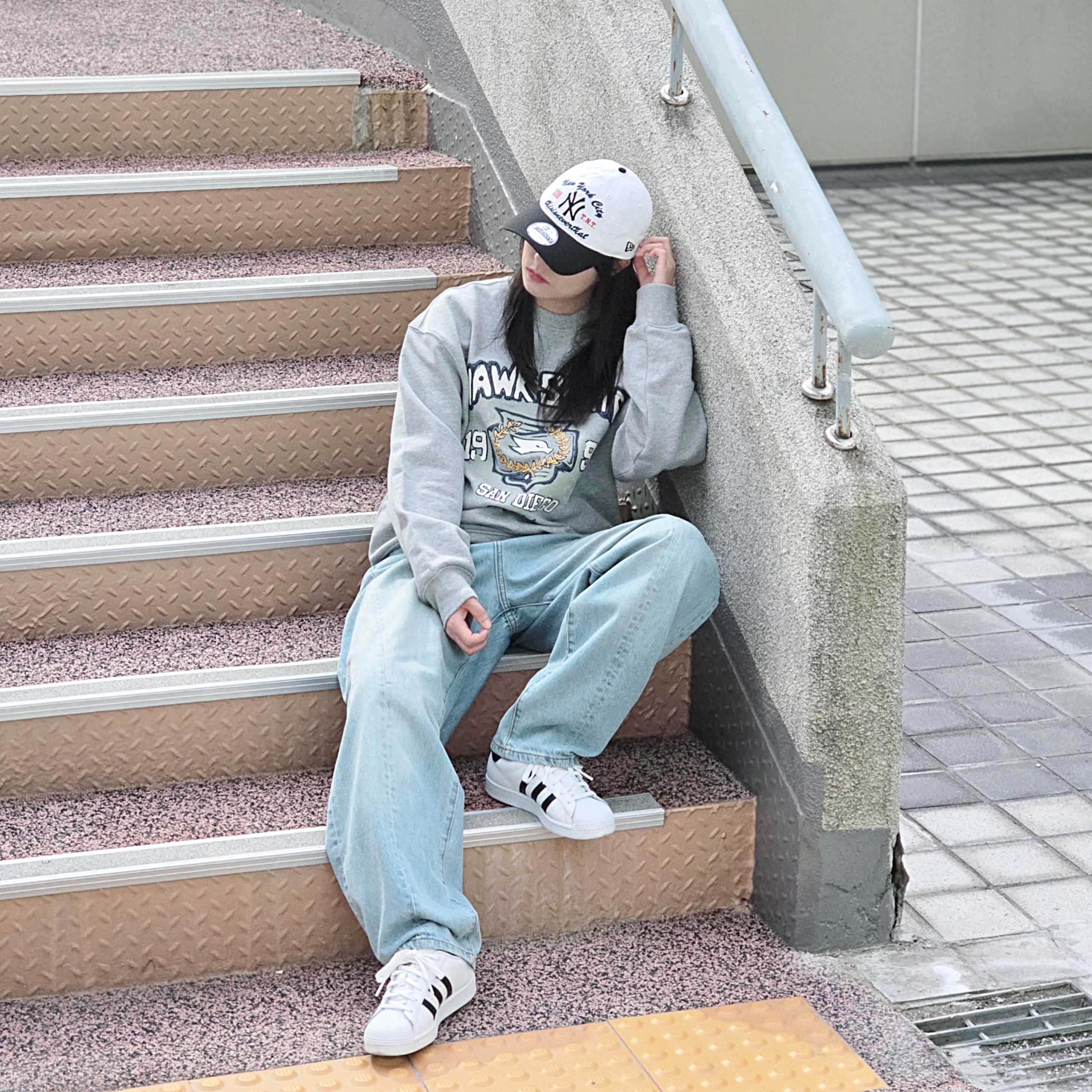 Thisisneverthat x New Era x MLB New York Yankees Unstructured Ball Cap White Black, Adidas Superstar White Black 착용 스타일 - 2