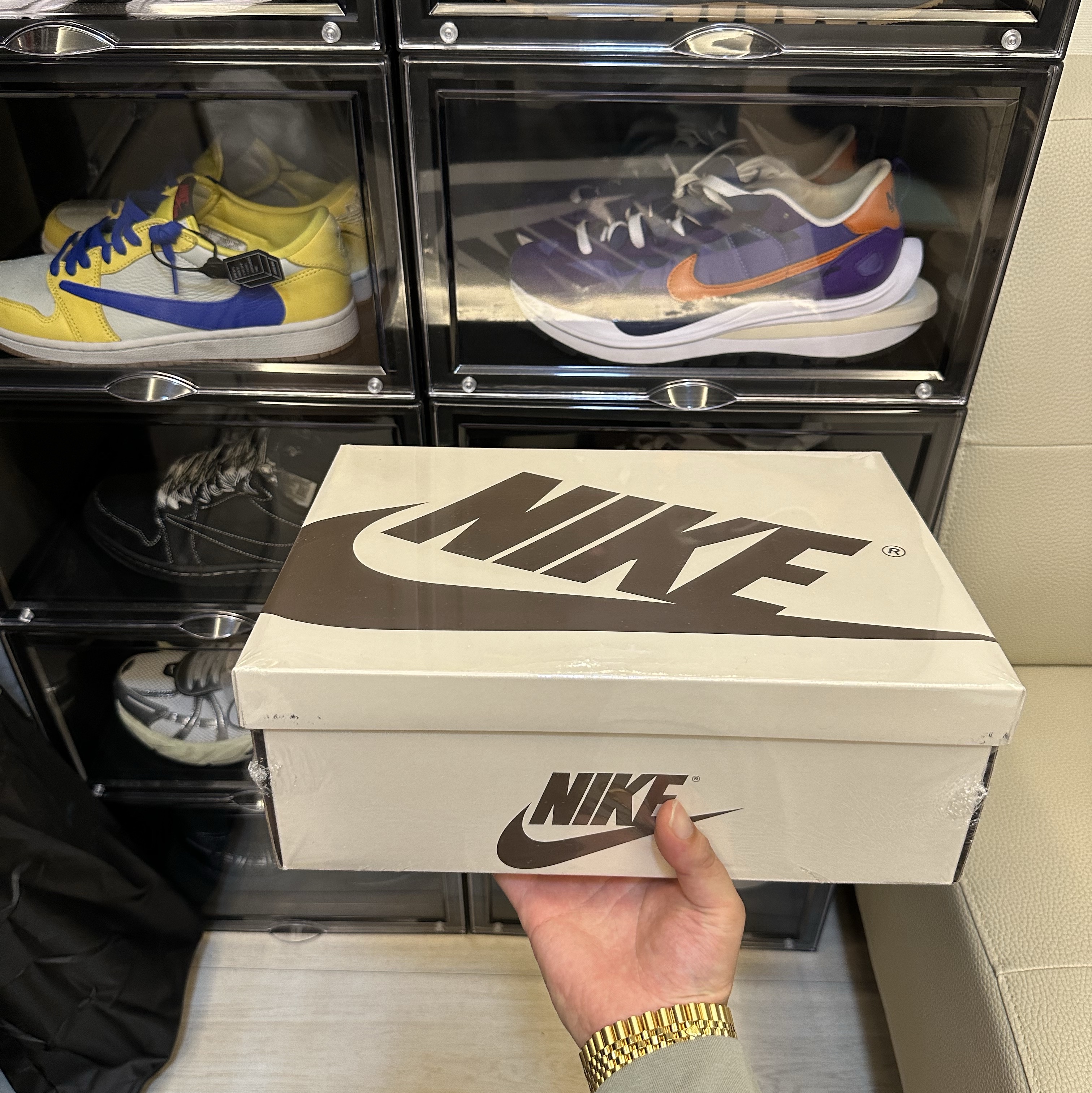 Jordan 1 x Travis Scott Retro Low OG SP Reverse Olive 착용 스타일 - 3