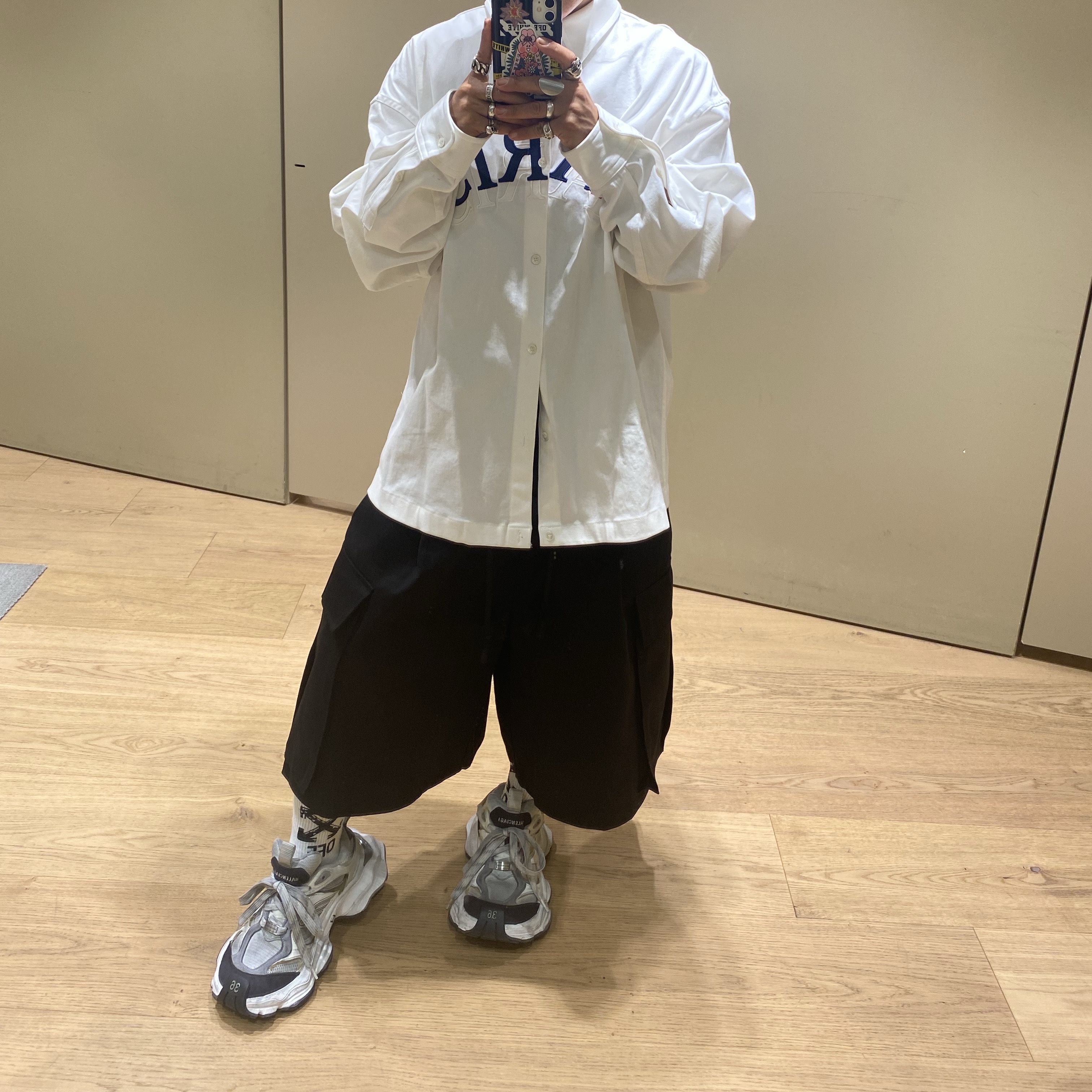 (W) Balenciaga Cargo Sneakers White Grey 착용 스타일