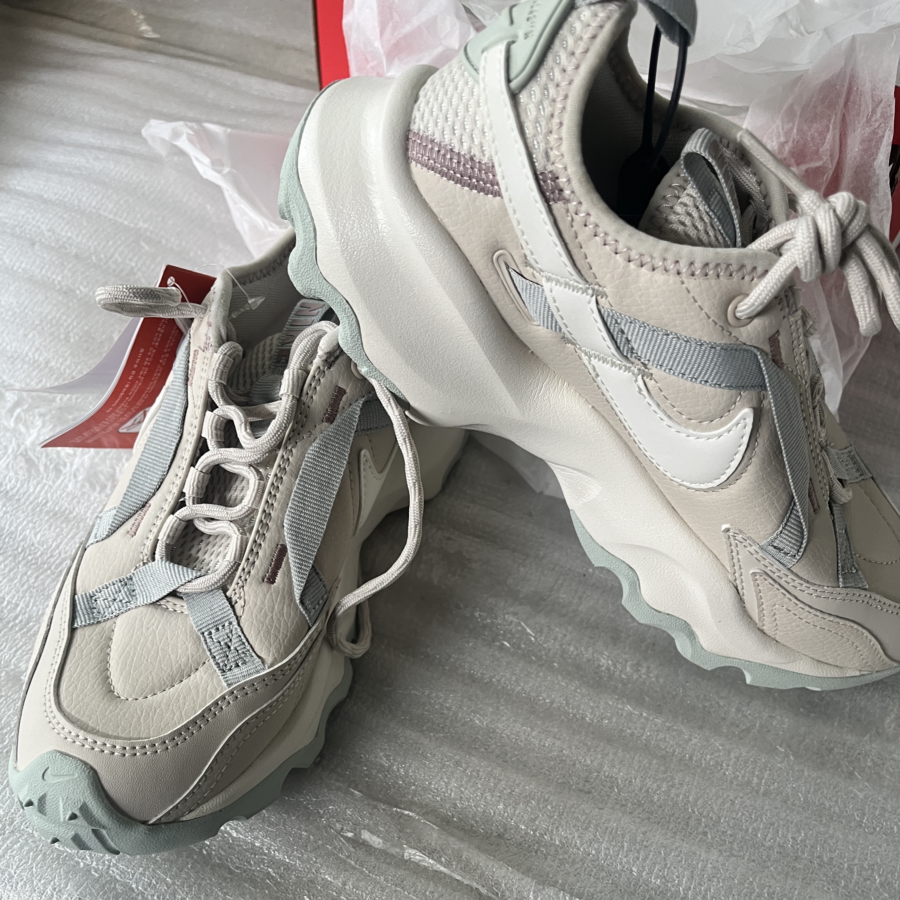 (W) Nike TC 7900 Sail Light Orewood Brown 착용 스타일