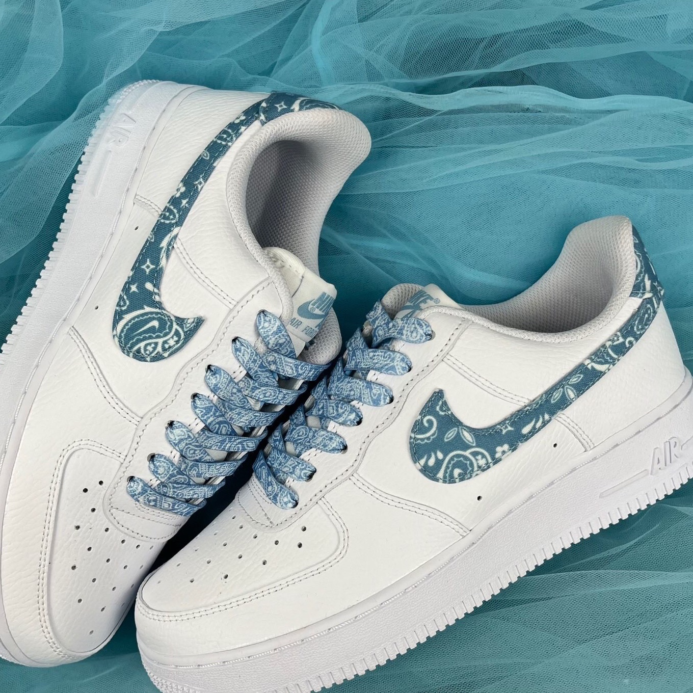 (W) Nike Air Force 1 '07 Essential Paisley Swoosh White Worn Blue 착용 스타일
