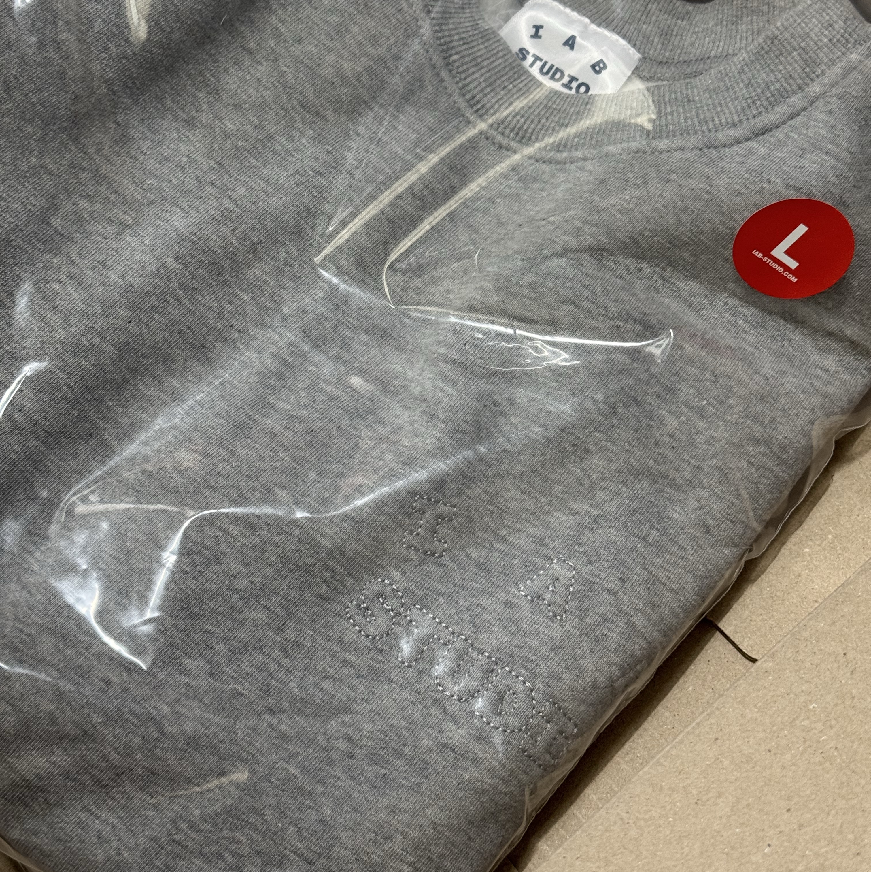 IAB Studio Embossed Sweatshirt Gray 착용 스타일