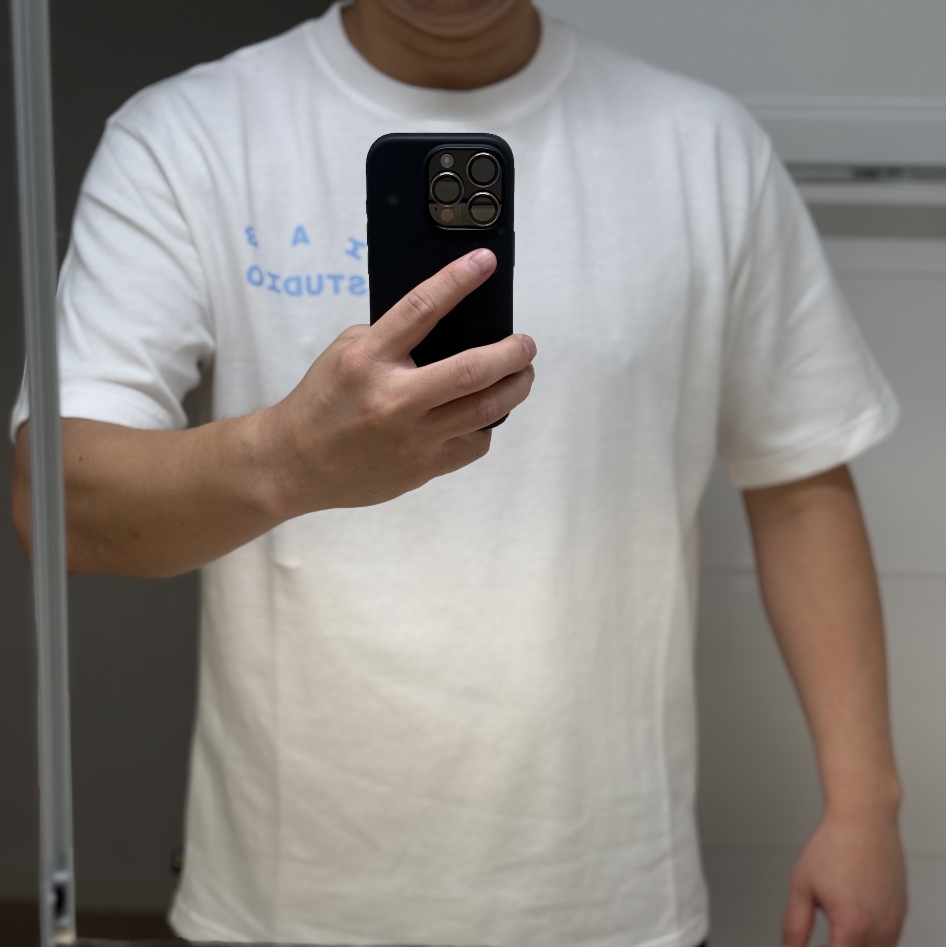 IAB Studio T-Shirt White Sky Blue, IAB Studio Embossed Sweatshirt Gray 착용 스타일 - 1
