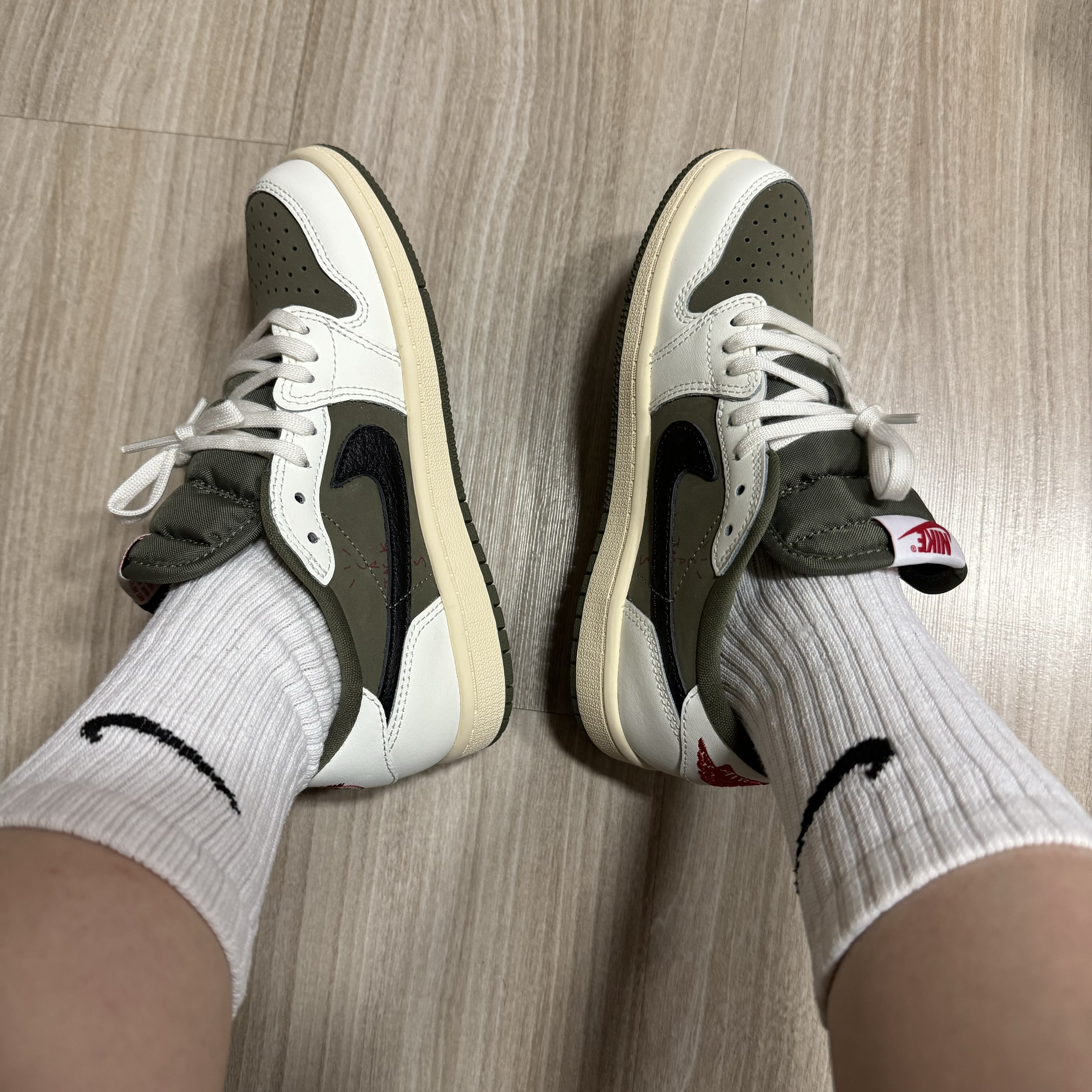 (PS) Jordan 1 x Travis Scott Retro Low OG SP Reverse Olive 착용 스타일 - 1