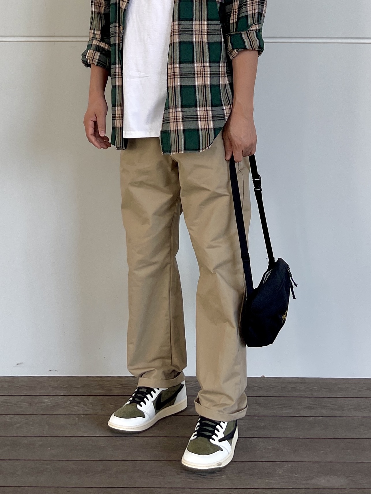 Jordan 1 x Travis Scott Retro Low OG SP Reverse Olive, (W) New Balance 993 Made in USA Grey - B Standard 착용 스타일 - 2