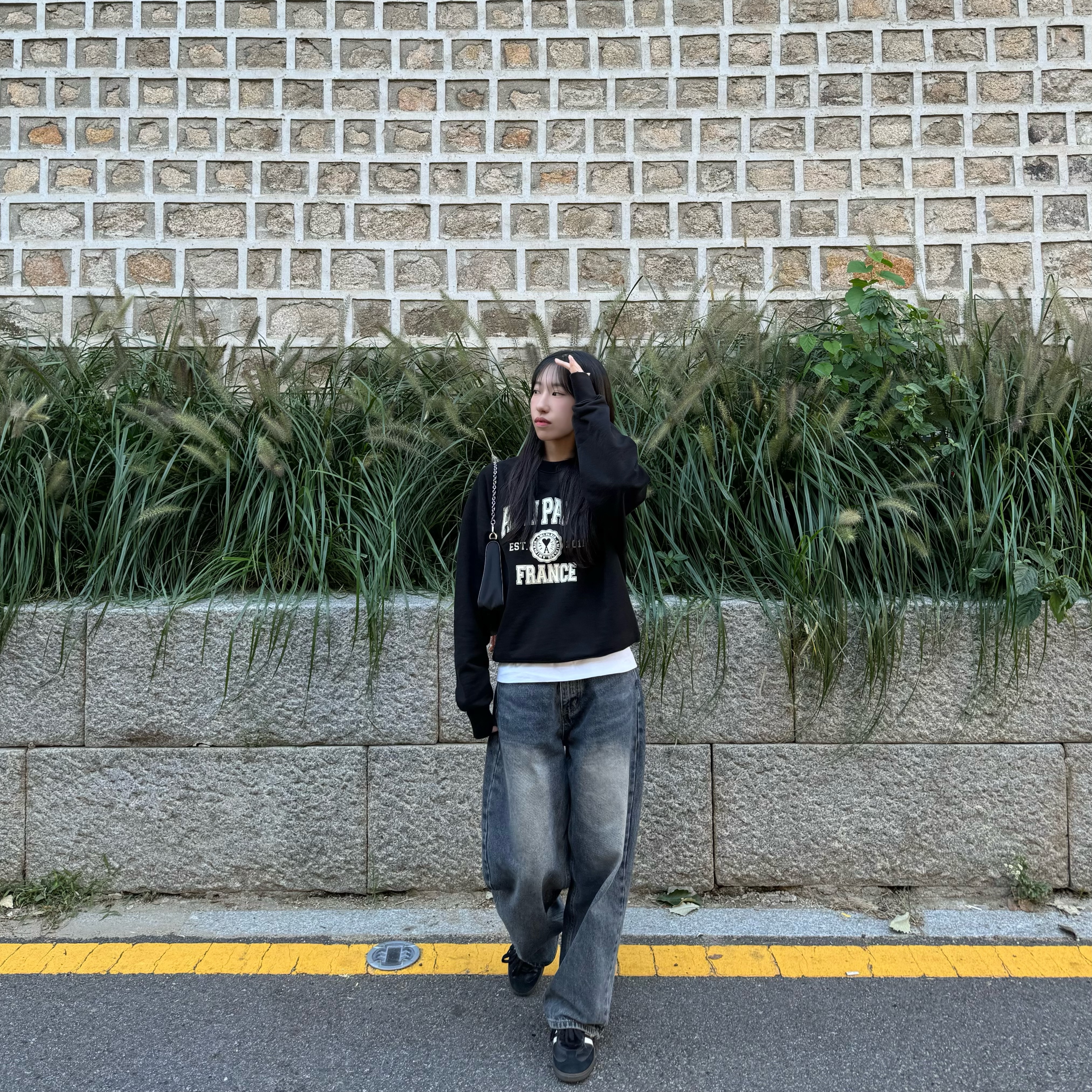 Adidas Samba OG Black White Gum, AMI Paris France Sweatshirt Black 착용 스타일 - 2
