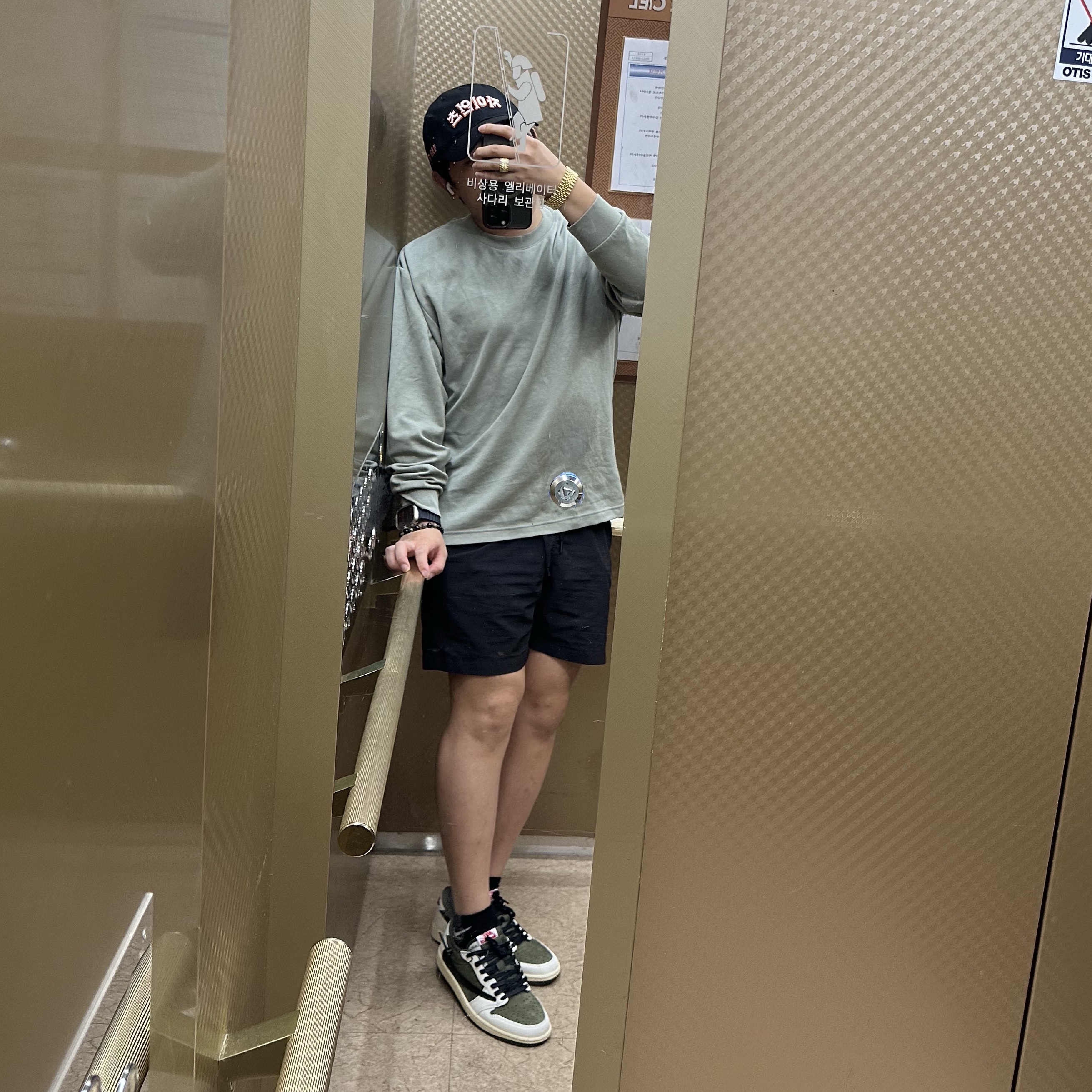 Jordan 1 x Travis Scott Retro Low OG SP Reverse Olive 착용 스타일 - 1