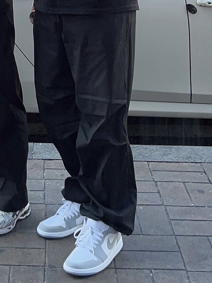 (W) Jordan 1 Low White Wolf Grey, Stussy Kingpin T-Shirt Black 착용 스타일 - 1