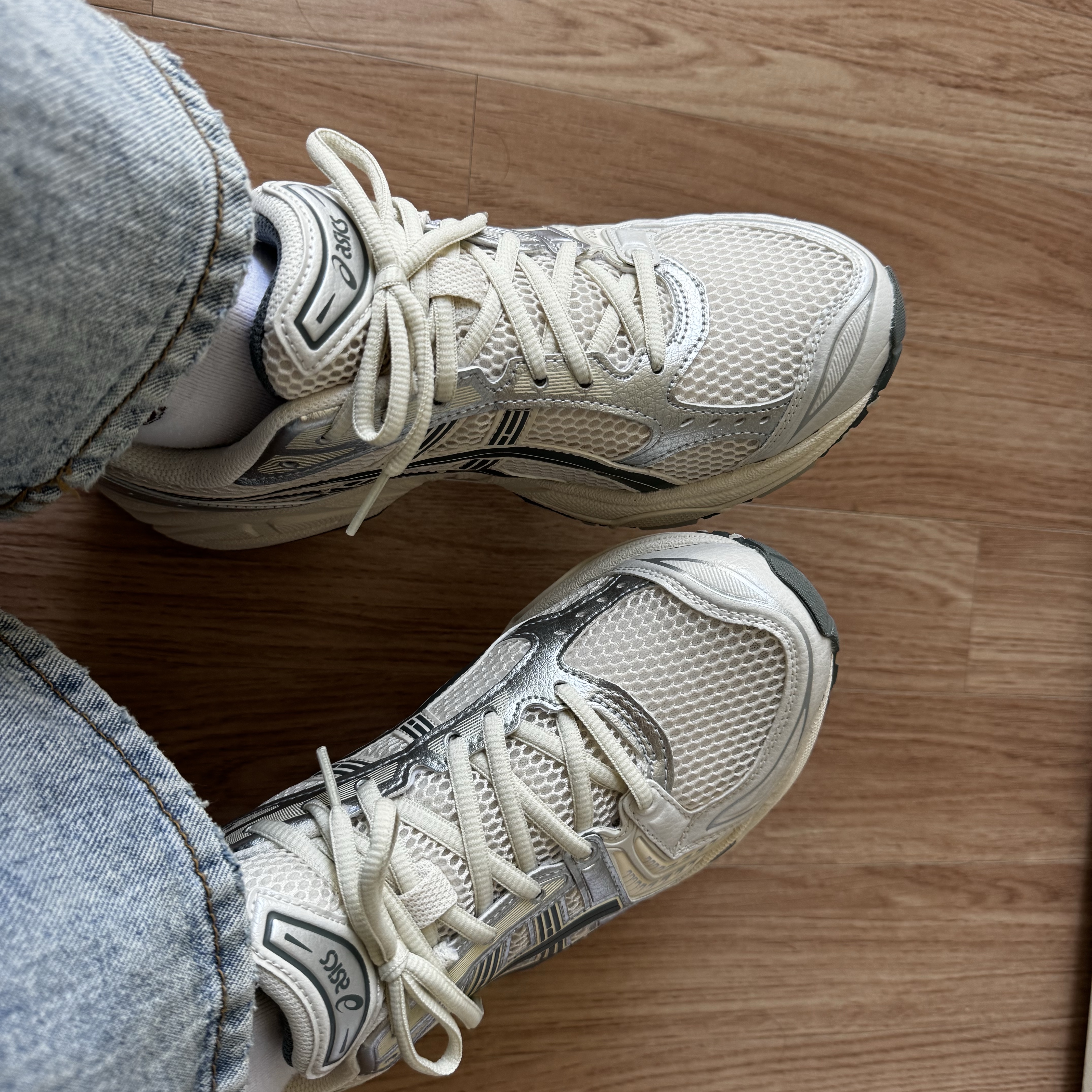 Asics Gel-Kayano 14 Birch Dark Pewter 착용 스타일 - 1