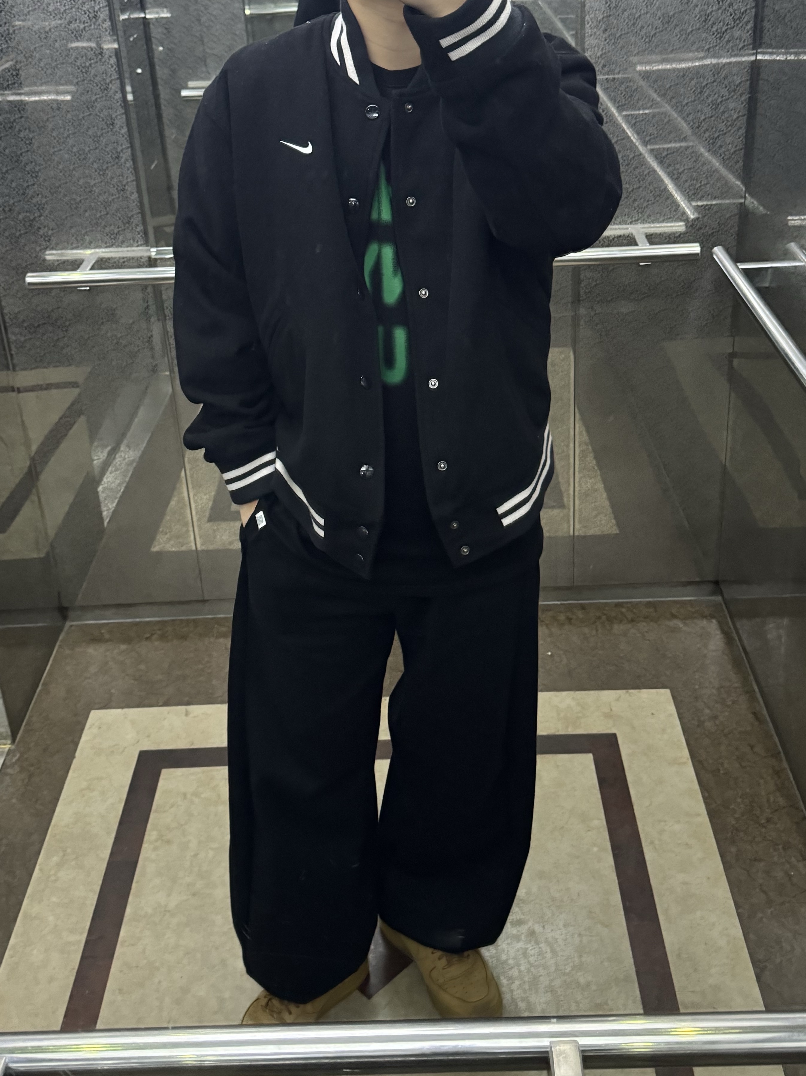 Thevinylhouse Spray Logo T-Shirt Black, Nike NSW Authentics Varsity Jacket Black - Asia 착용 스타일